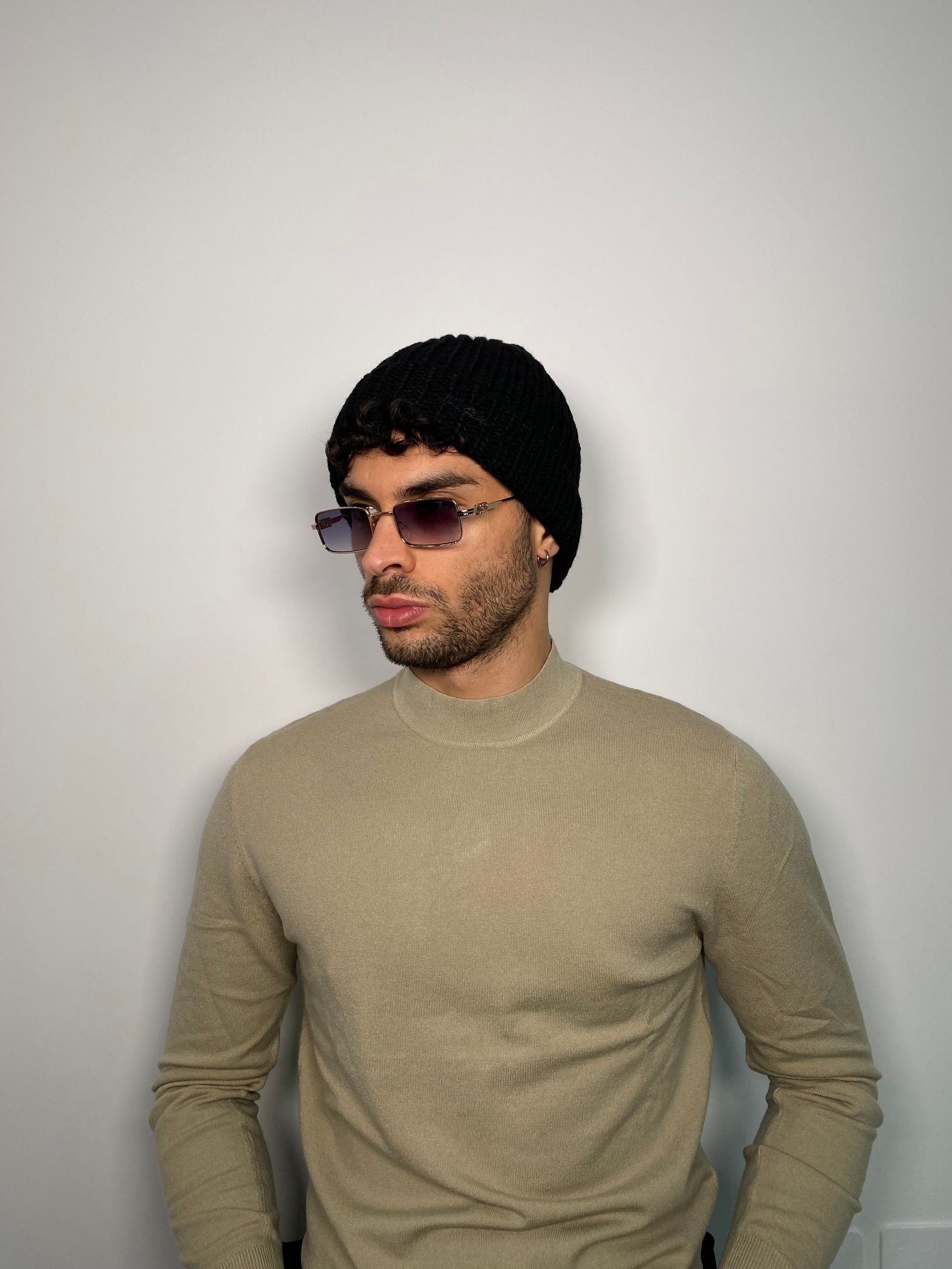CAPPELLO IN MISTO LANA CON TRECCIA PICCOLA E LOGO RICAMATO TONO SU TONO