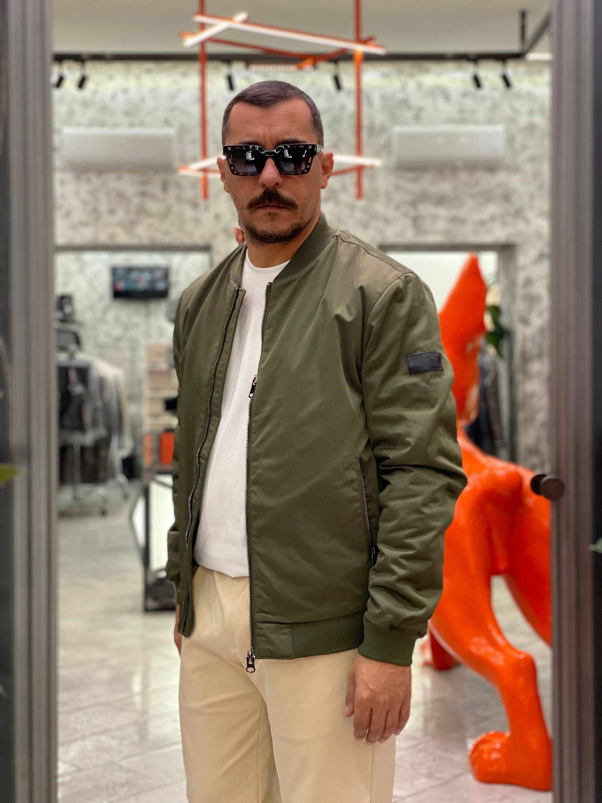 BOMBER IN NYLON MODELLO COLLEGE CON TASCHE ZIP ED ELASTICO AL FONDO - COMFORT FIT GL357R.VMIL
