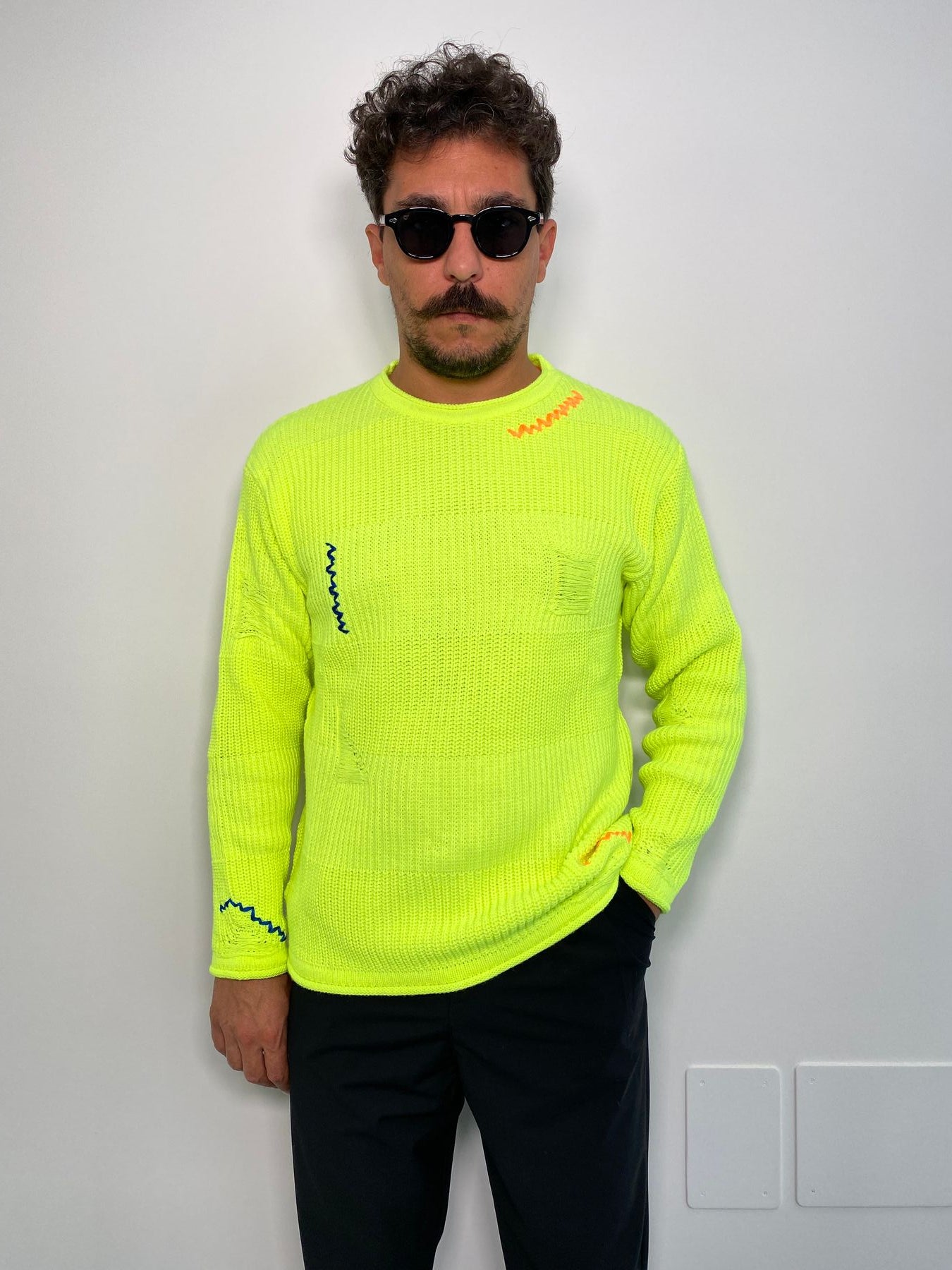 MAGLIA GIROCOLLO FLUO CON RICAMI A CONTRASTO - REGULAR FIT