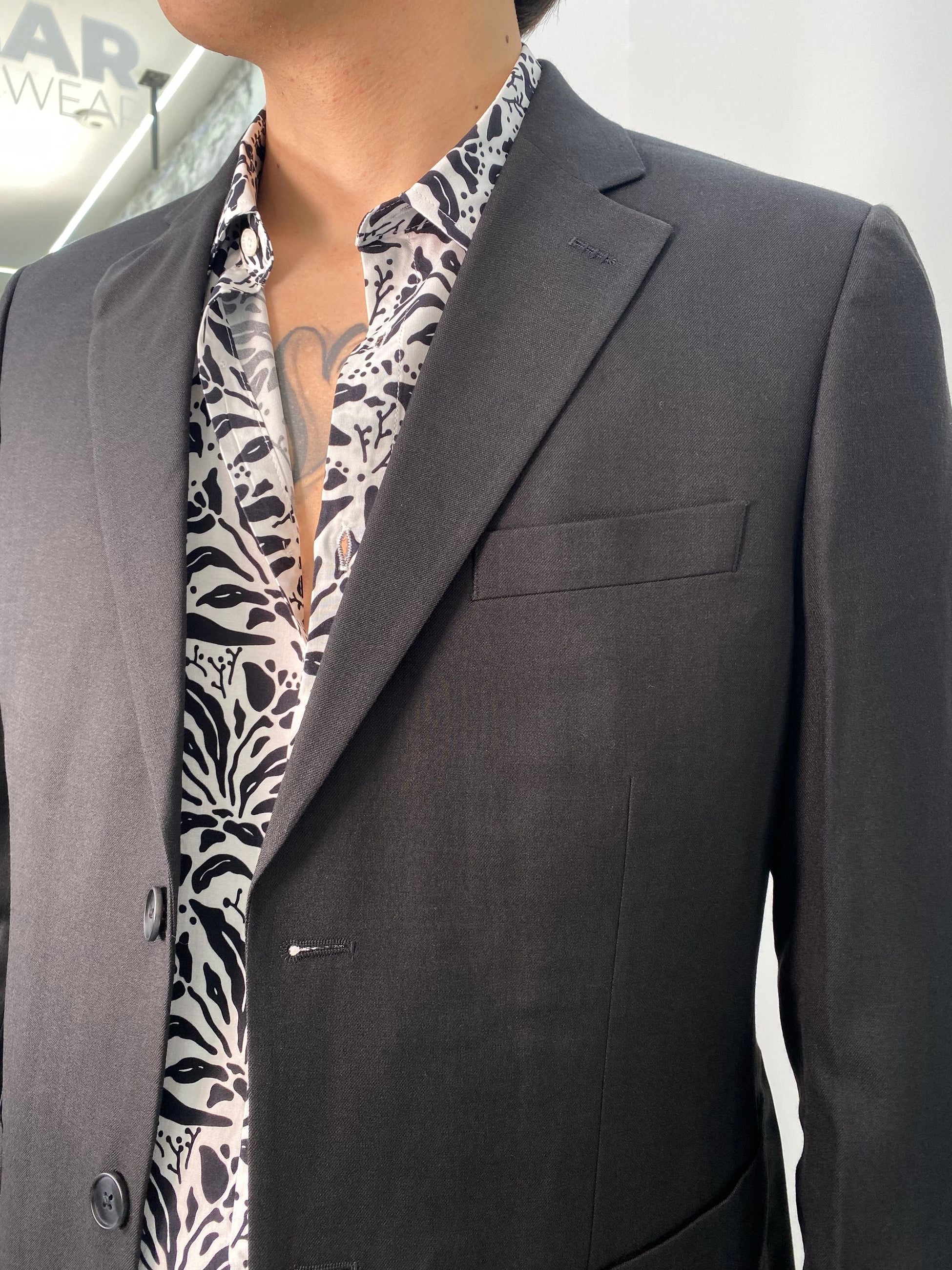 ABITO COMPLETO GIACCA MONOPETTO E PANTALONE IN TESSUTO EFFETTO FIAMMATO - REGULAR FIT ABE43SS.NER
