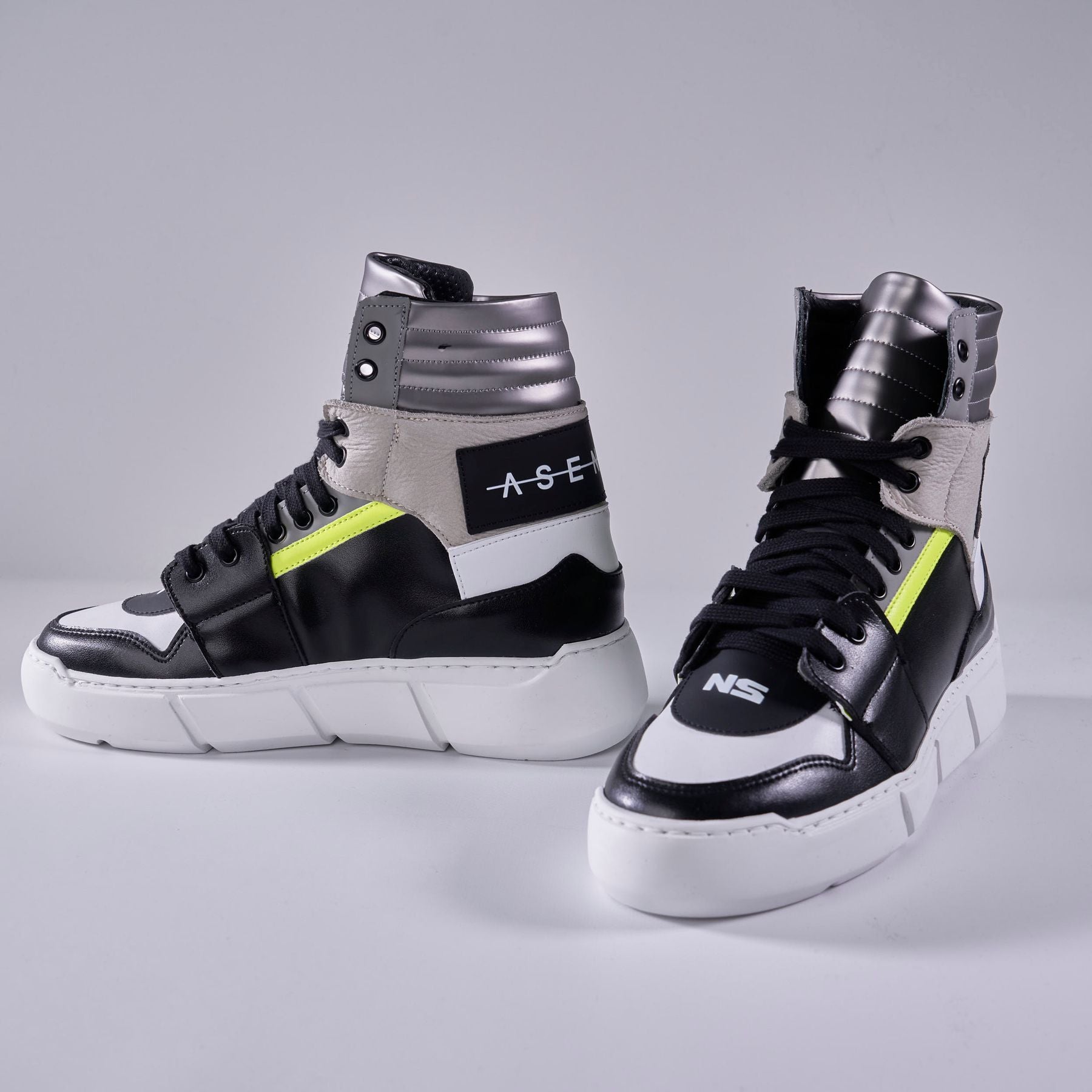 SNEAKERS ALTE CON TONO FLUO IN CONTRASTO E LOGO SUL RETRO