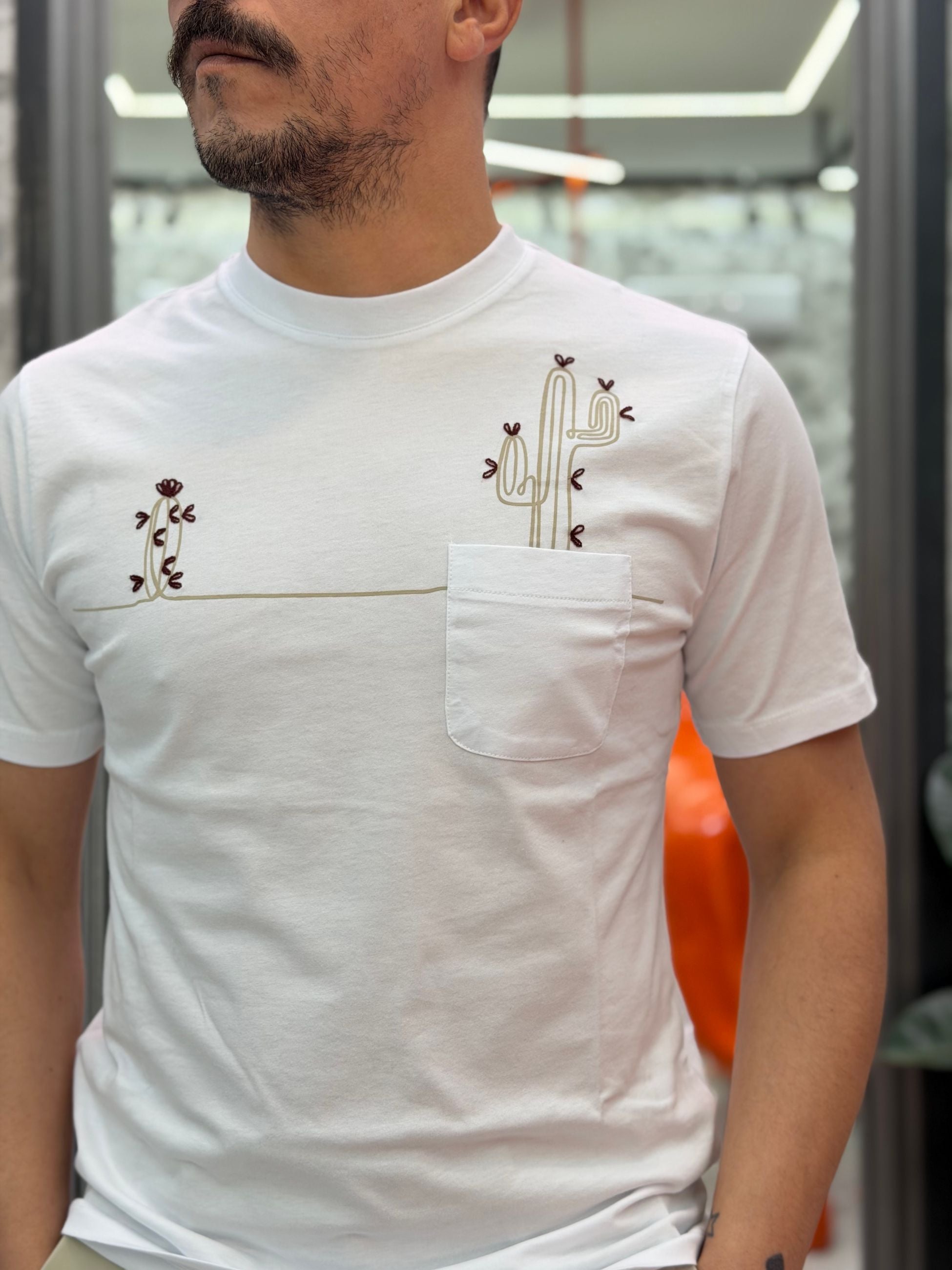 T-SHIRT IN COTONE CON RICAMO CACTUS E TASCHINO LATO CUORE - REGULAR FIT TE3297SS.BIA