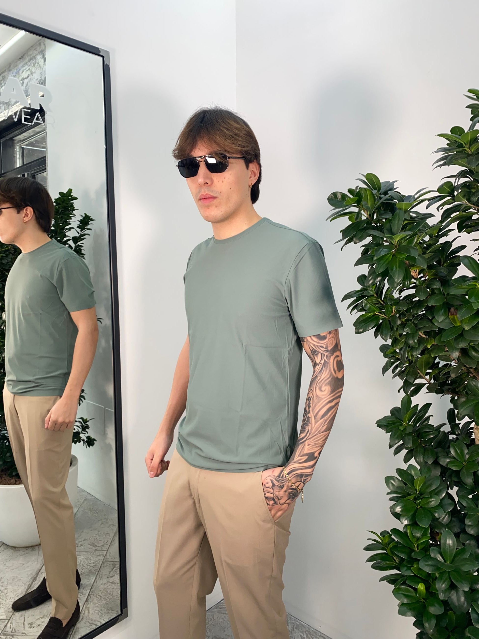 T-SHIRT IN TESSUTO TECNICO ELASTICIZZATO EXTRA LIGHT - SLIM FIT GL1001TB-S25.SALV