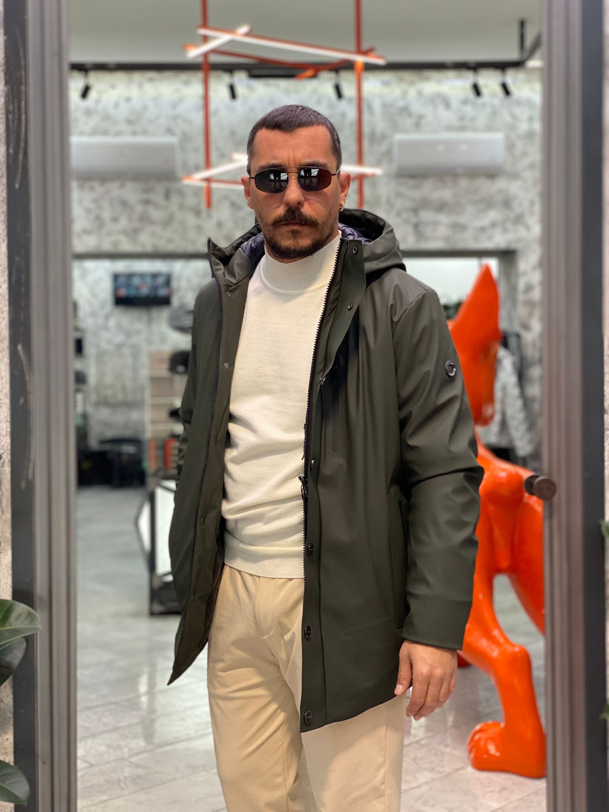 PARKA GOMMATO CON CAPPUCCIO E CHIUSURA ZIP/BOTTONI AUTOMATICI. STRETCH AND TECHNICAL - REGULAR FIT MK9940025.VMIL