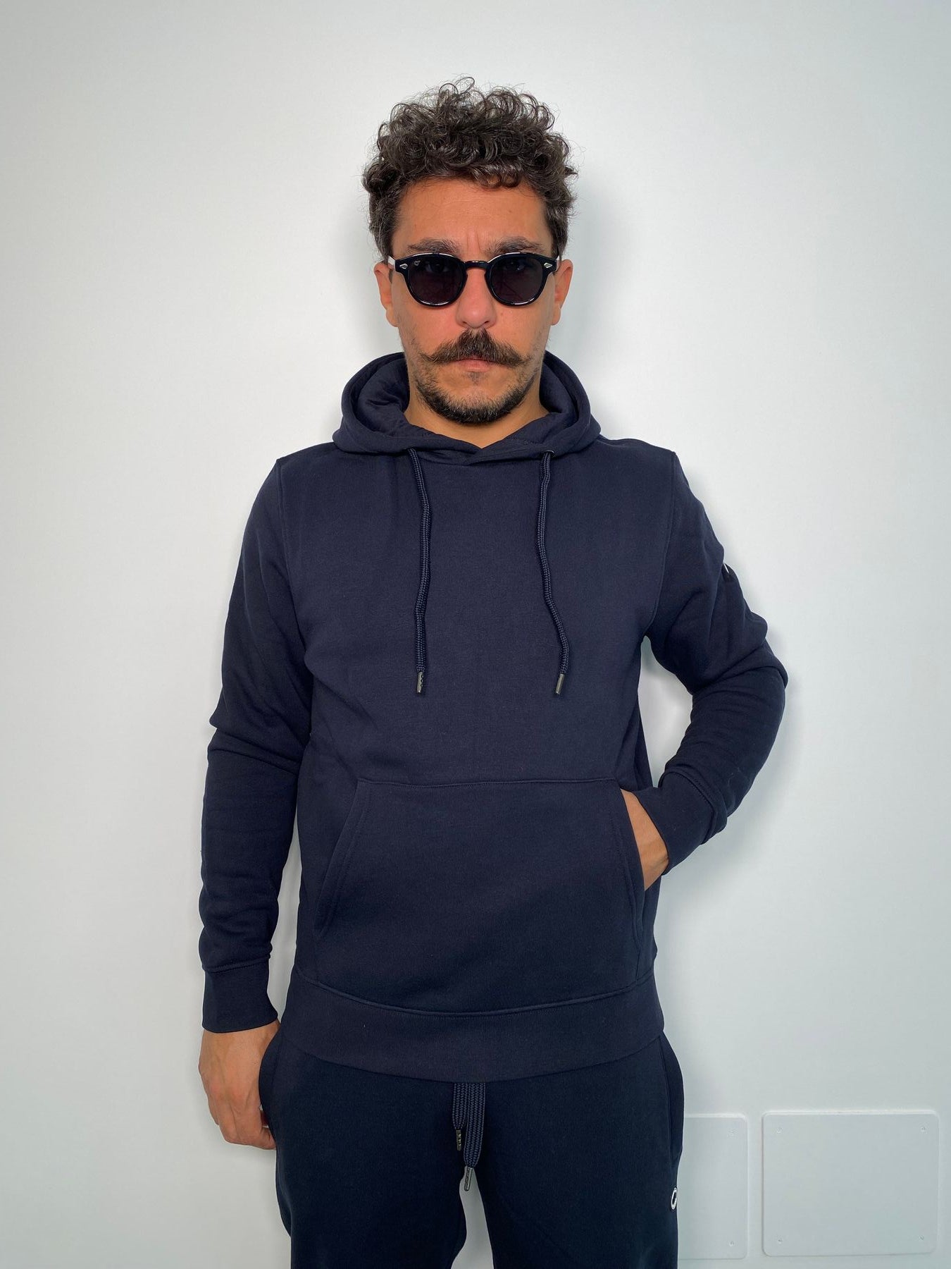 FELPA CAPPUCCIO BASIC DA COMPLETO CON TASCA A MARSUPIO E PATCH GOMMATO - REGULAR FIT