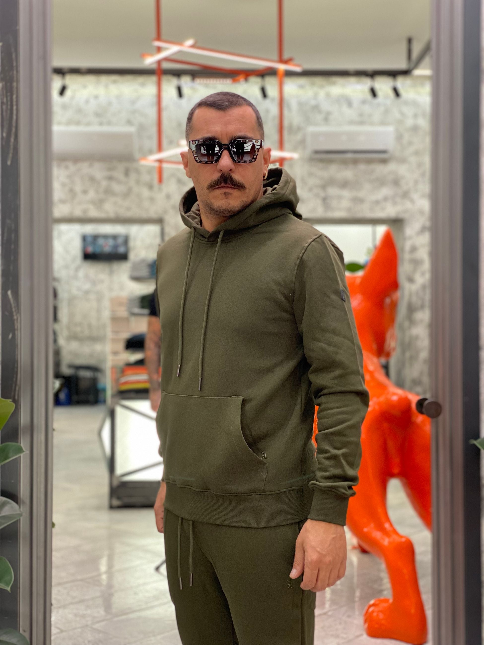 FELPA BASIC CON CAPPUCCIO E TASCONE FRONTALE - REGULAR FIT GL2242F-F25.VMIL