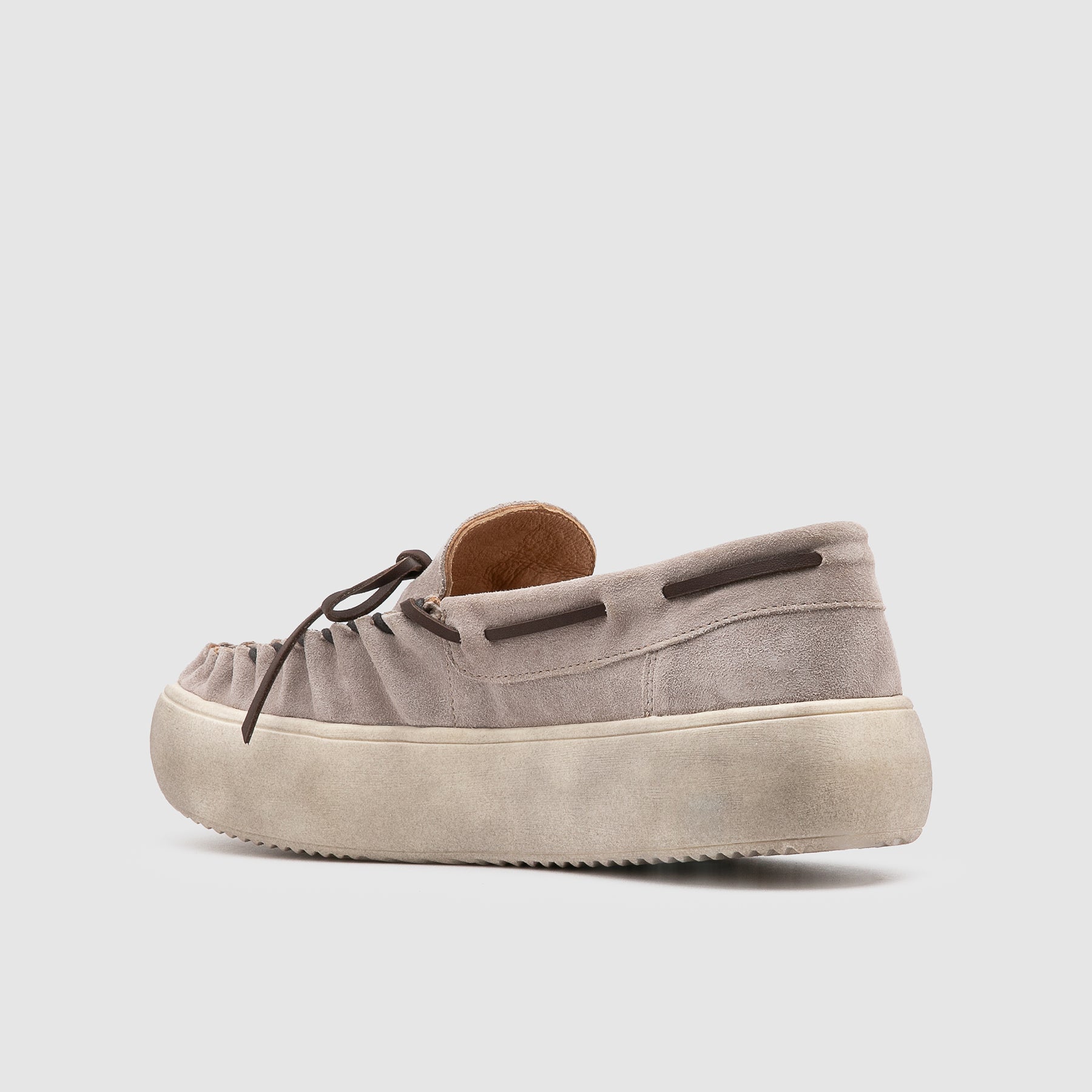 SNEAKER IN CAMOSCIO CON CUCITURA MOCASSINO E ARRICCIATURE CON FONDO BOMBATO LAVORATO A MANO 47401.TAU