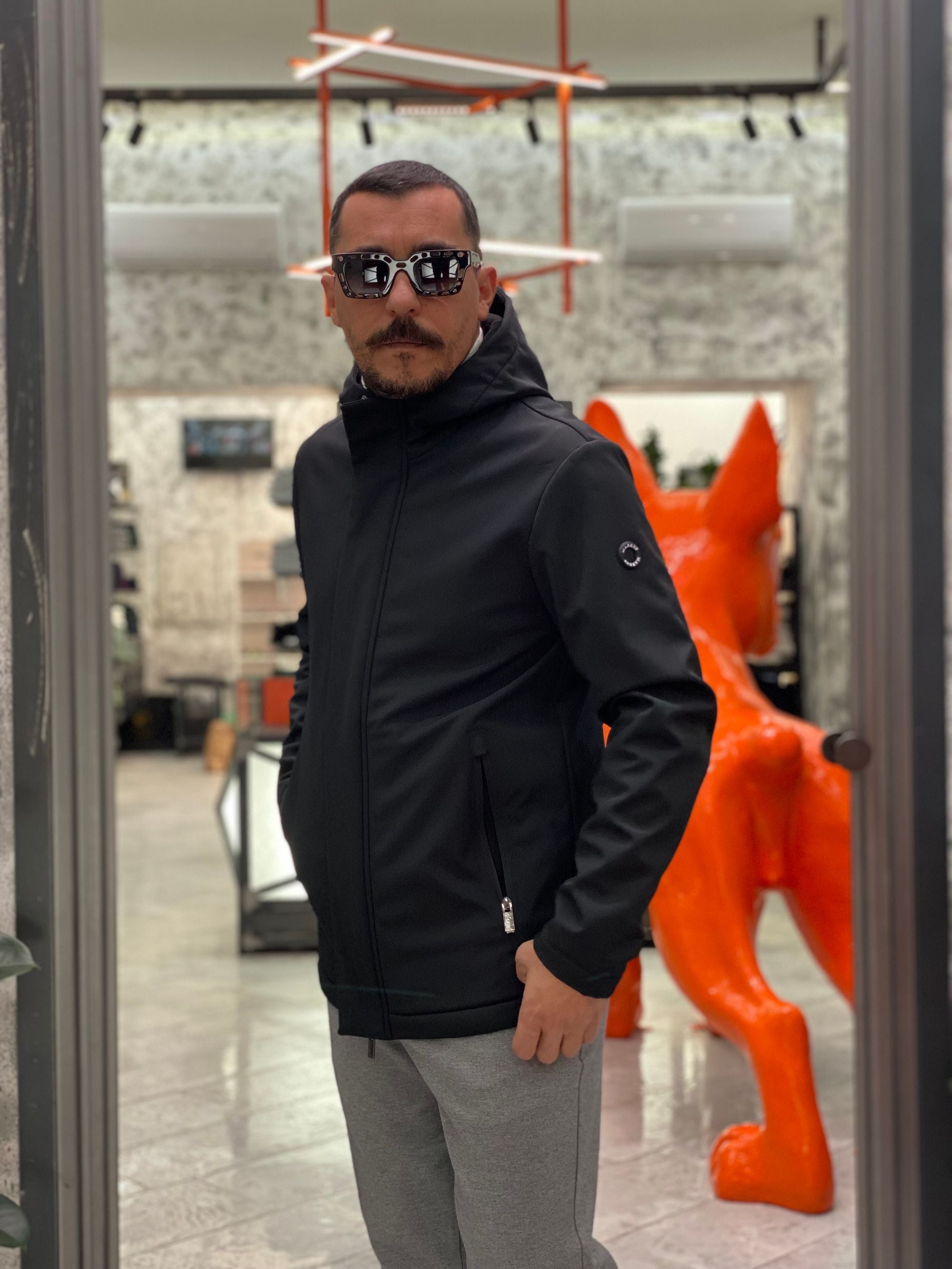 PARKA CORTO CON CAPPUCCIO IN TESSUTO SOFTSHELL ED INTERNO IN PILE - REGULAR FIT MK9940016.NER