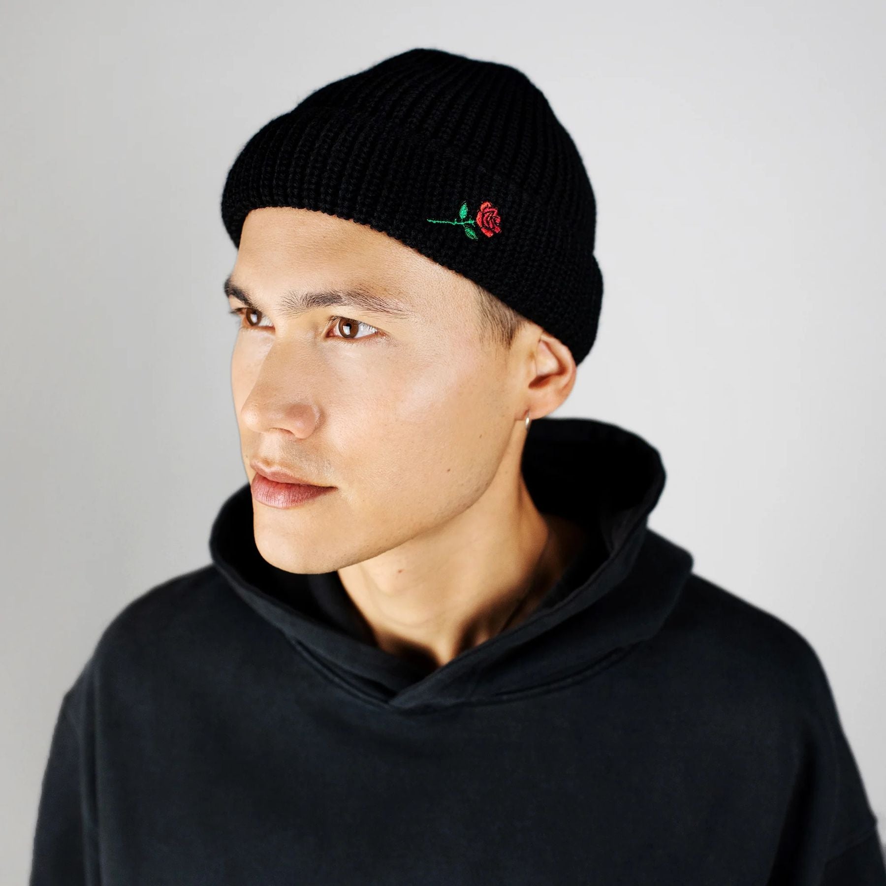 BERRETTO CORTO UNISEX IN LANA CON RICAMO ROSA