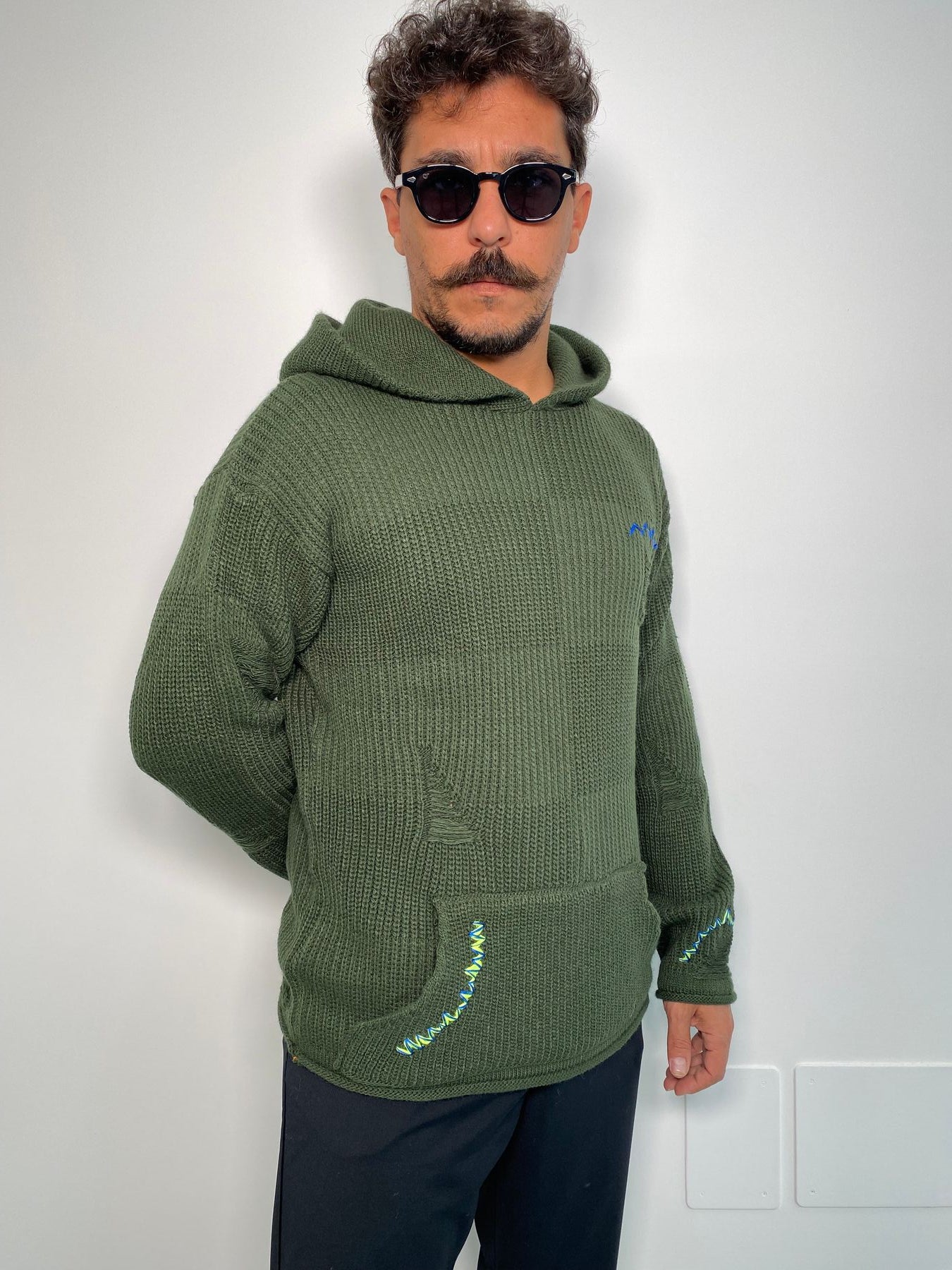 MAGLIA IN MISTO LANA CON CAPPUCCIO E TASCA A MARSUPIO E RICAMI I CONTRASTO - REGULAR FIT