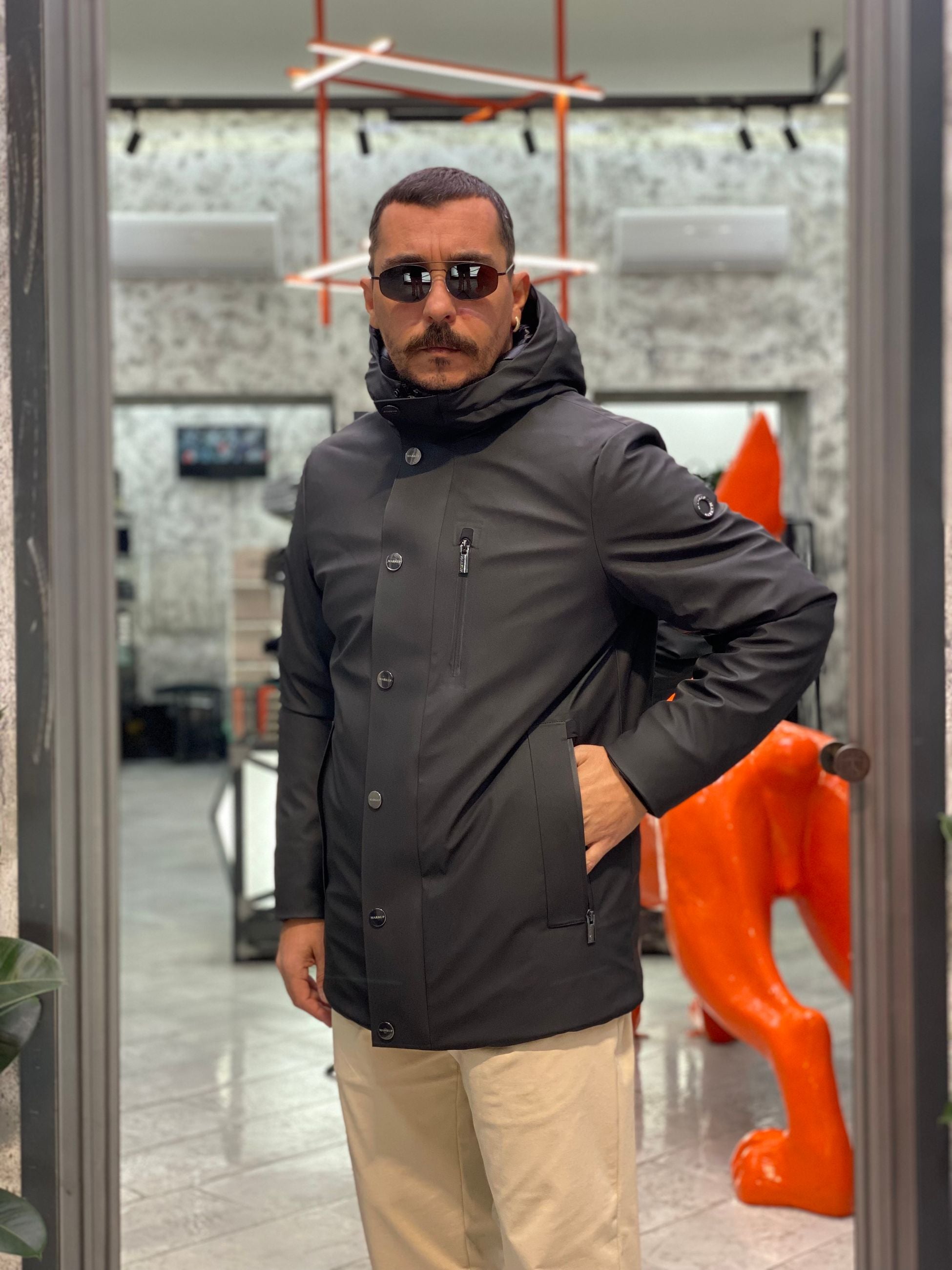 PARKA GOMMATO CON CAPPUCCIO E CHIUSURA ZIP/BOTTONI AUTOMATICI. STRETCH AND TECHNICAL - REGULAR FIT MK9940025.NER