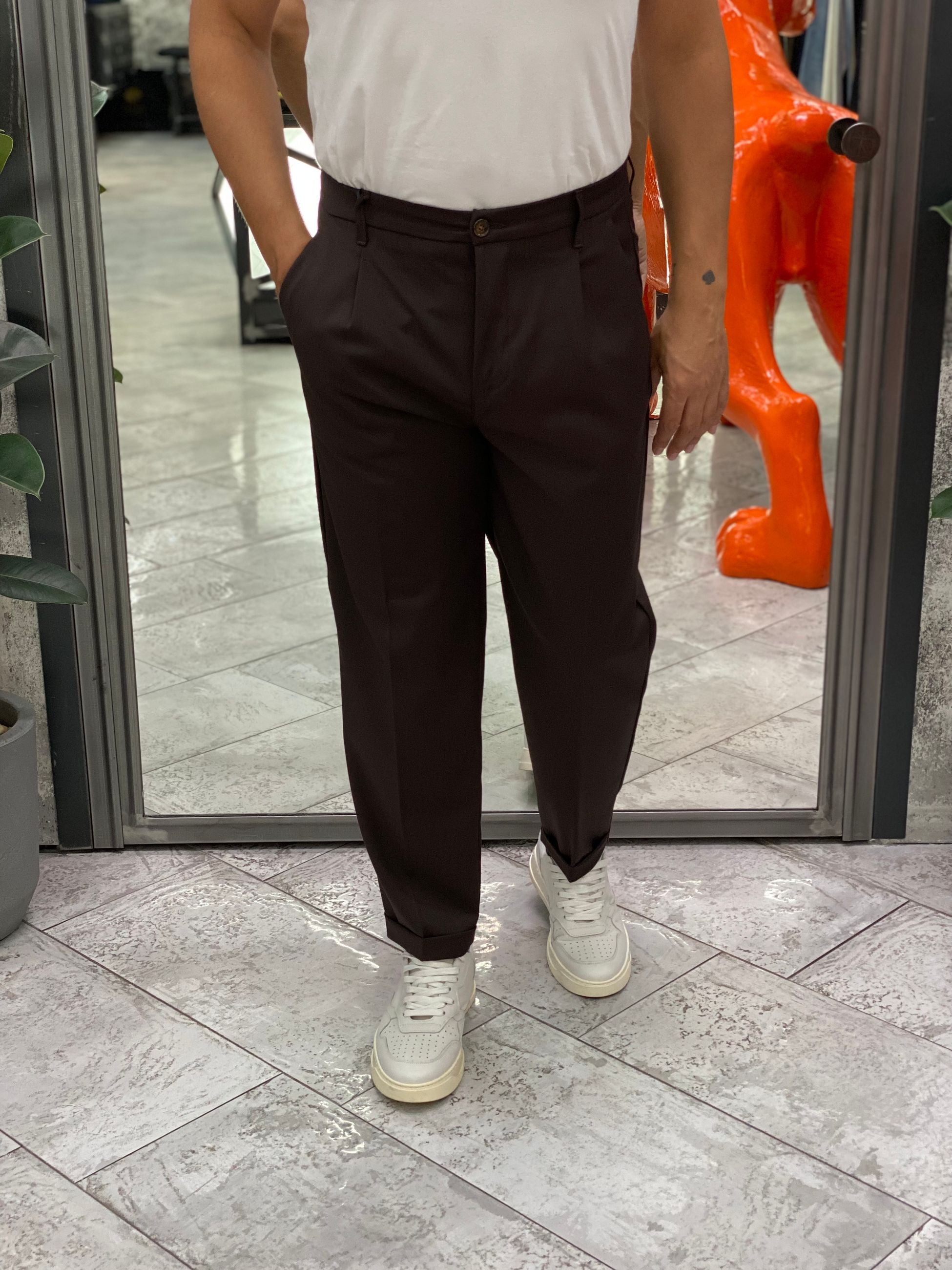 PANTALONE DA COMPLETO IN TESSUTO ELEGANTE CON PINCE E RISVOLTO - REGULAR FIT GN21792.MUD