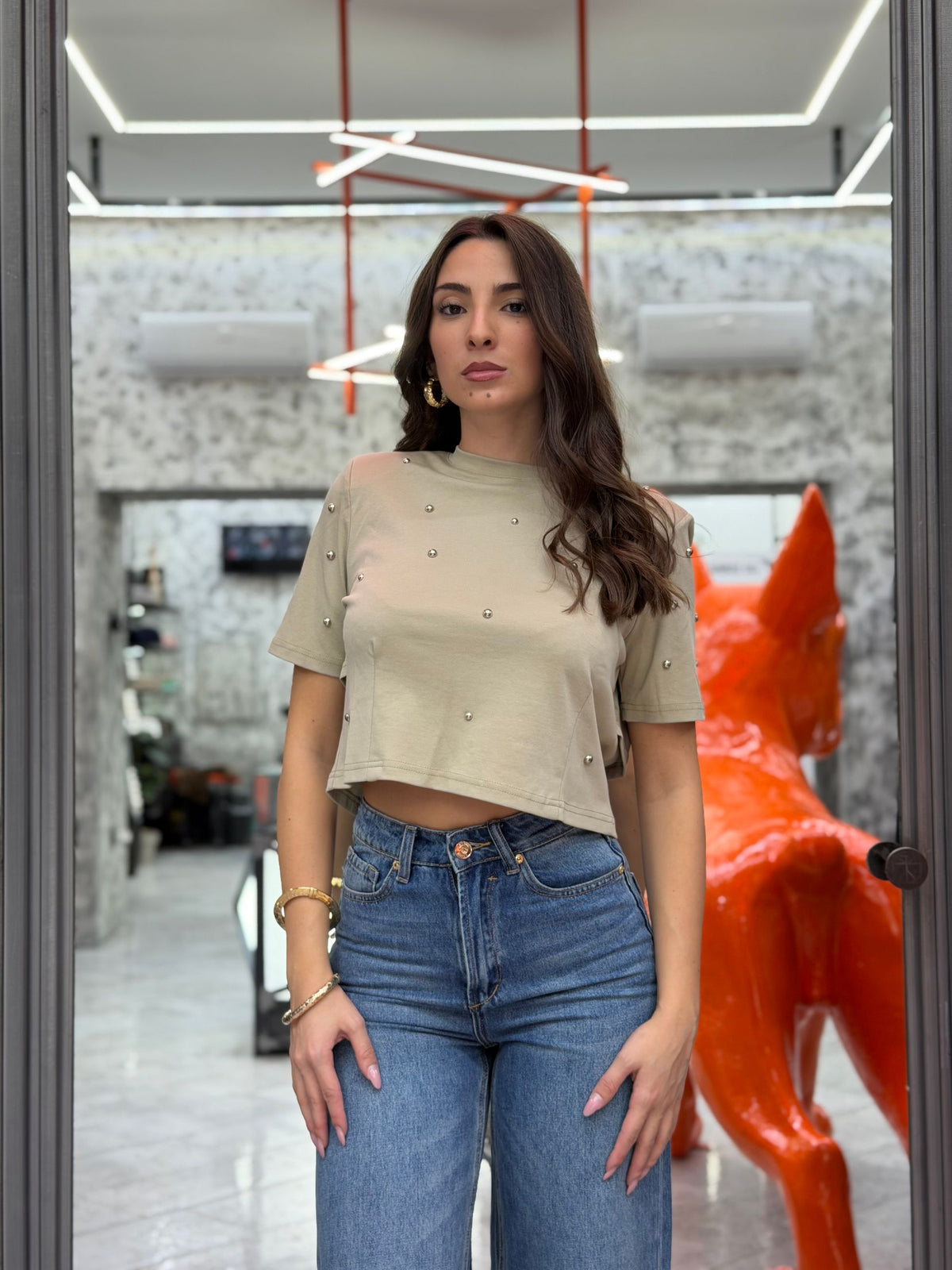 T-SHIRT CROPPED CON SPALLINE E APPLICAZIONE BORCHIE - LACCI SUL RETRO GLD009QJ.BEI