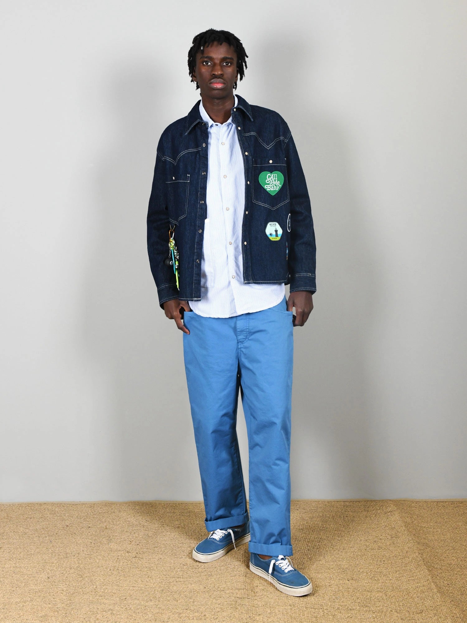 CAMICIA IN DENIM TEXANA CON BOTTONI AUTOMATICI E PATCH APPLICATI - CROPPED FIT M-261228