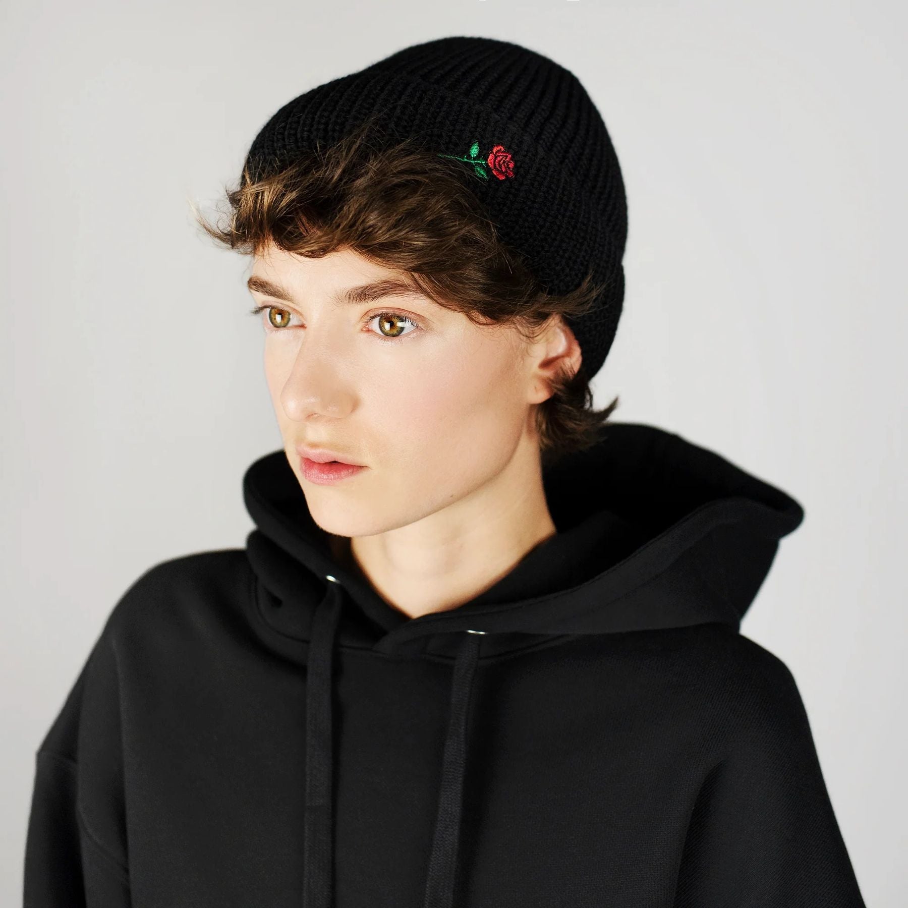 BERRETTO CORTO UNISEX IN LANA CON RICAMO ROSA