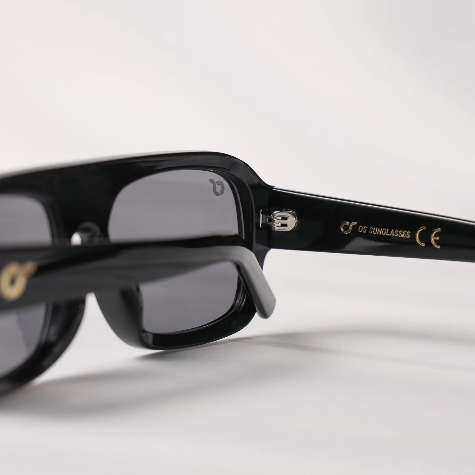 OCCHIALI ROMA
COLORE MONTATURA NERO
COLORE LENTE NERO OS2045-C05