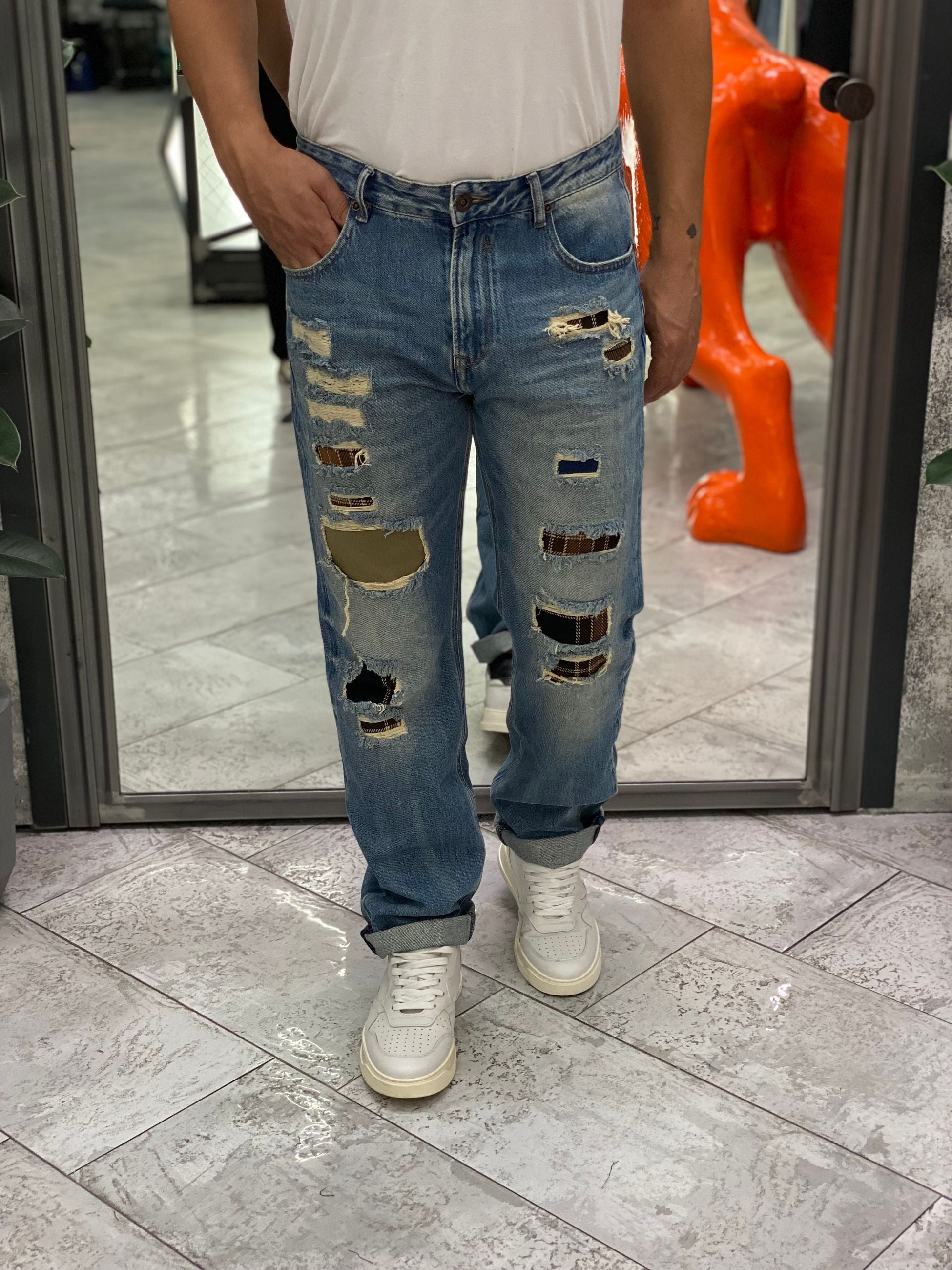 JEANS ALEX LAVAGGIO CHIARO CON STRAPPI E RIPARAZIONI PATCH A QUADRI - STRAIGHT FIT GL196F