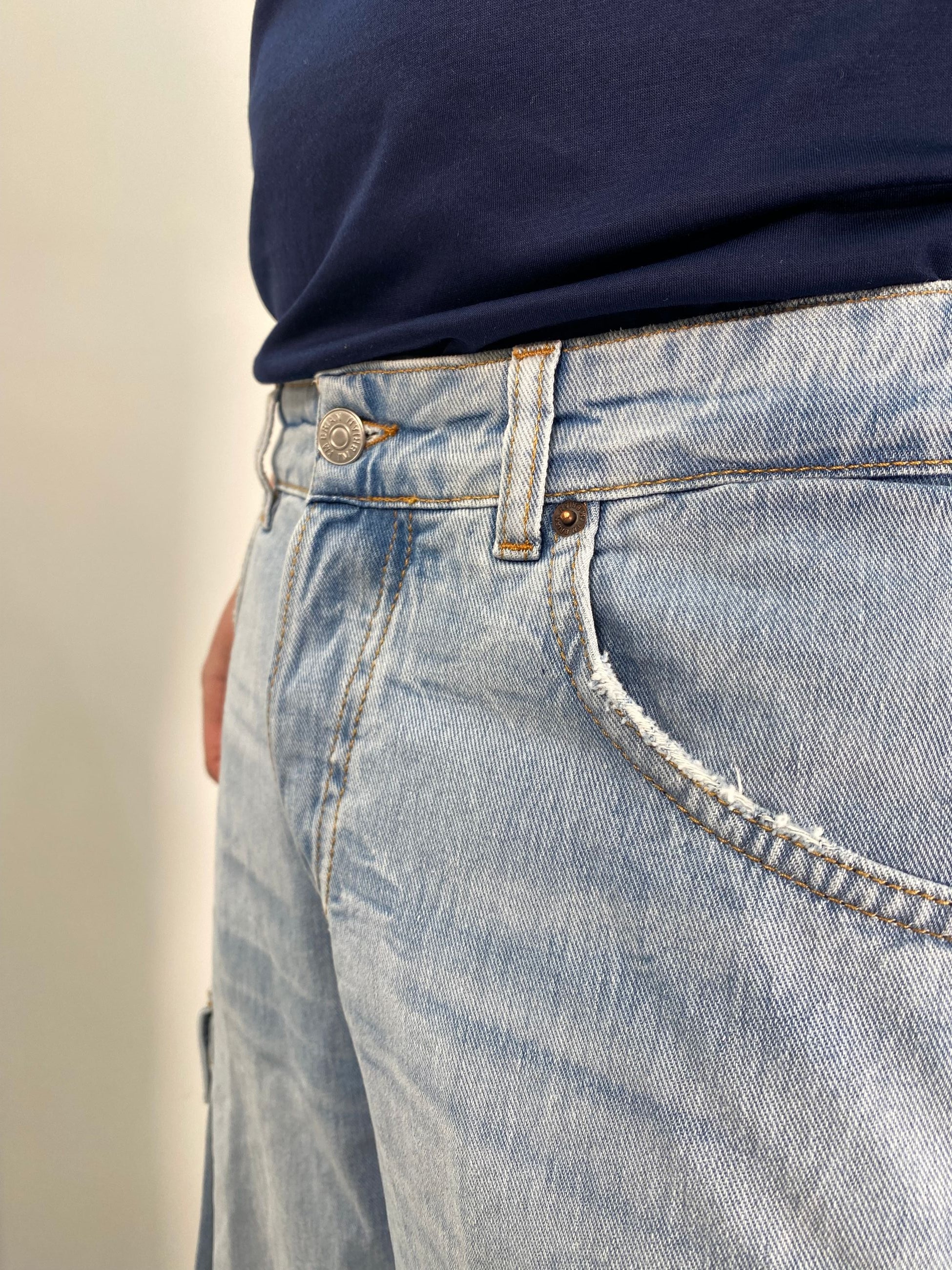 JEANS CARGO IN TELA FISSA CON TASCONI LAVAGGIO CHIARO - RELAXED FIT FRED L11/25