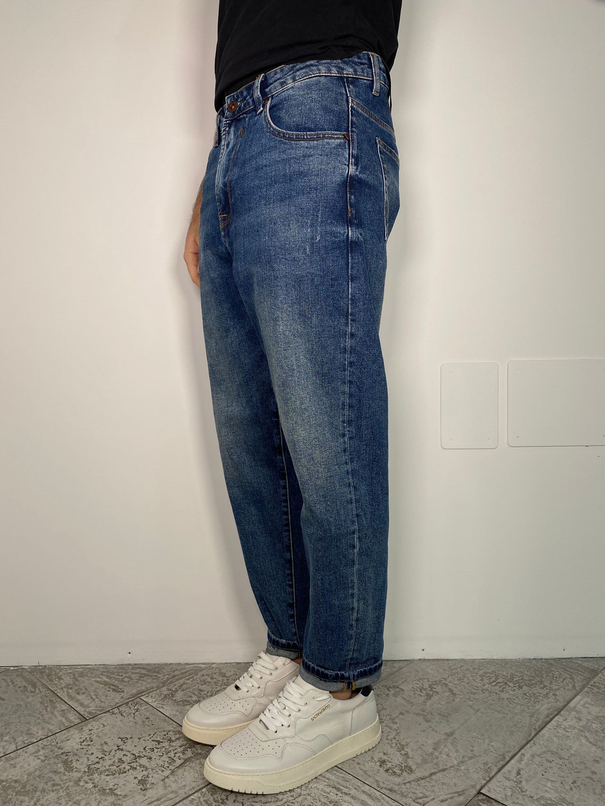 JEANS MIKE IN TELA ELASTICIZZATA CON MICRO ABRASIONI - CARROT FIT