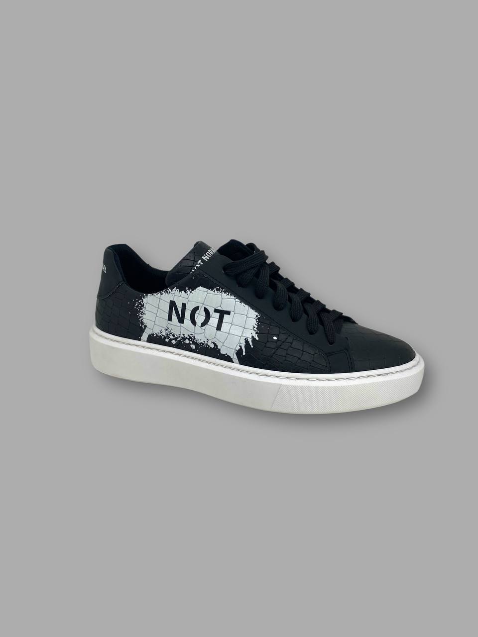 SNEAKERS IN PELLE EFFETTO COCCODRILLO CON SCRITTA SUL LATO