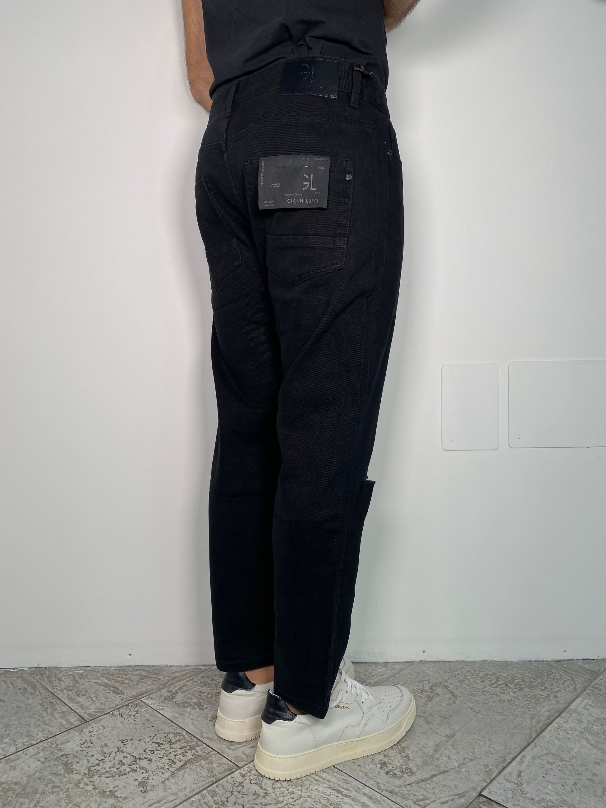 JEANS COOPER IN TELA FERMA CON TAGLI AL GINOCCHIO E ACCESSORIO CATENA REMOVIBILE - CARROT FIT