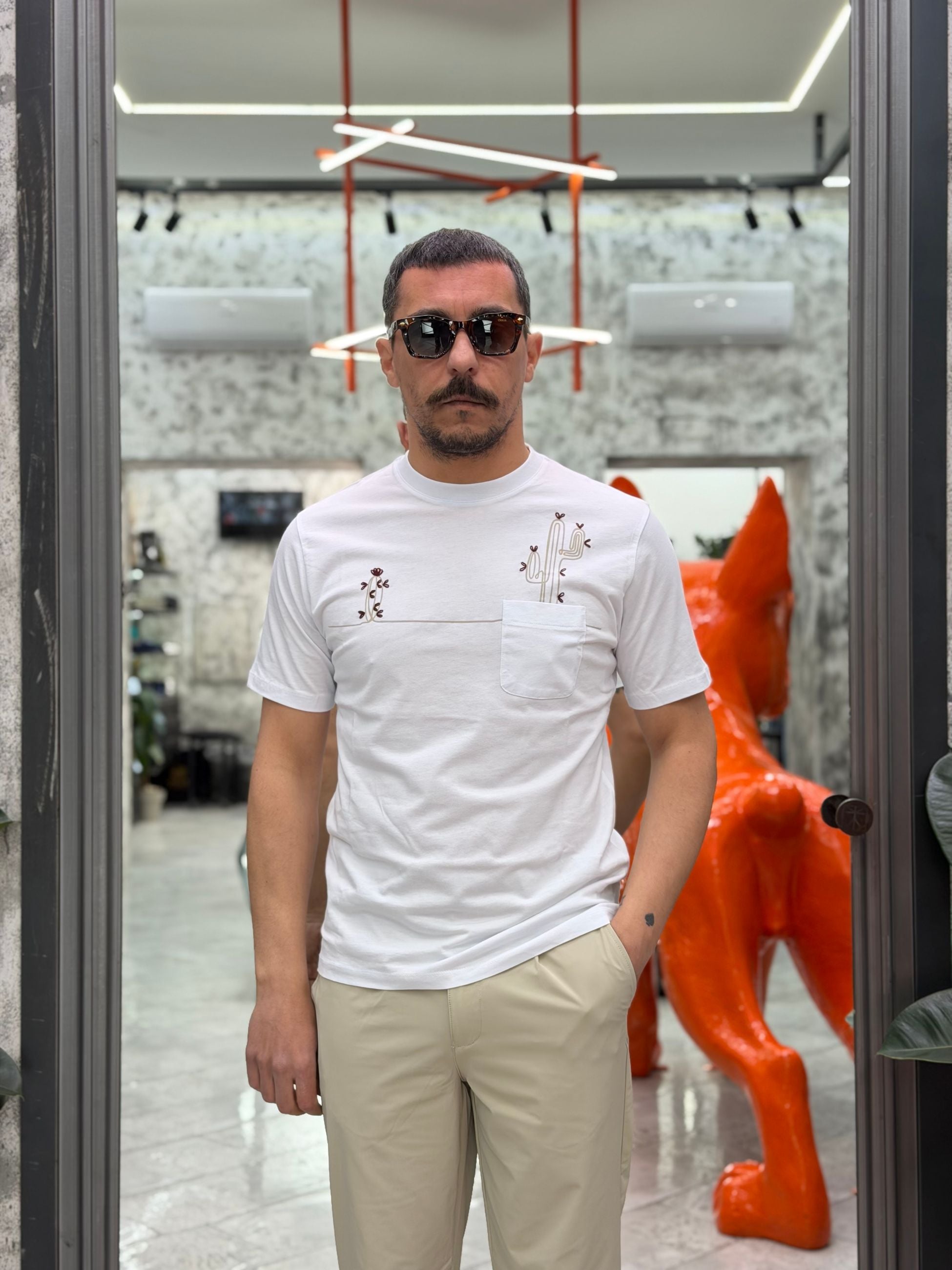 T-SHIRT IN COTONE CON RICAMO CACTUS E TASCHINO LATO CUORE - REGULAR FIT TE3297SS.BIA