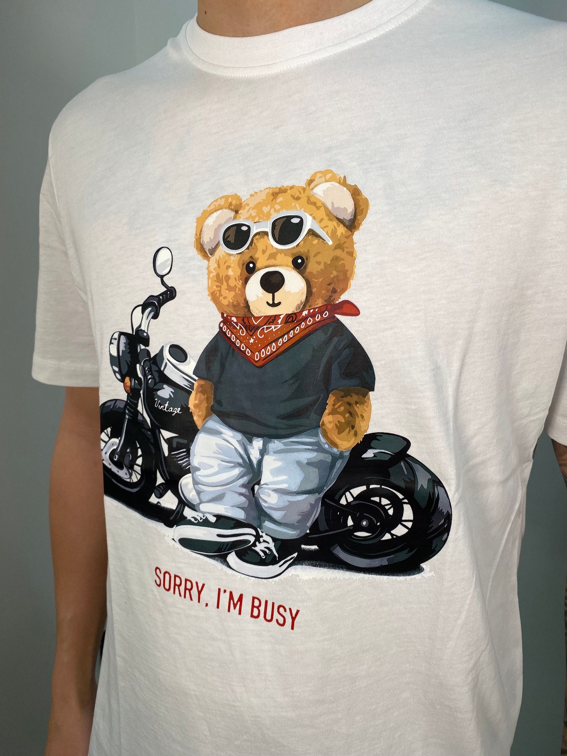 T-SHIRT IN 100% COTONE PREMIUM CON STAMPA TEDDY "SORRY, I'M BUSY" - REGULAR FIT 25S18TG