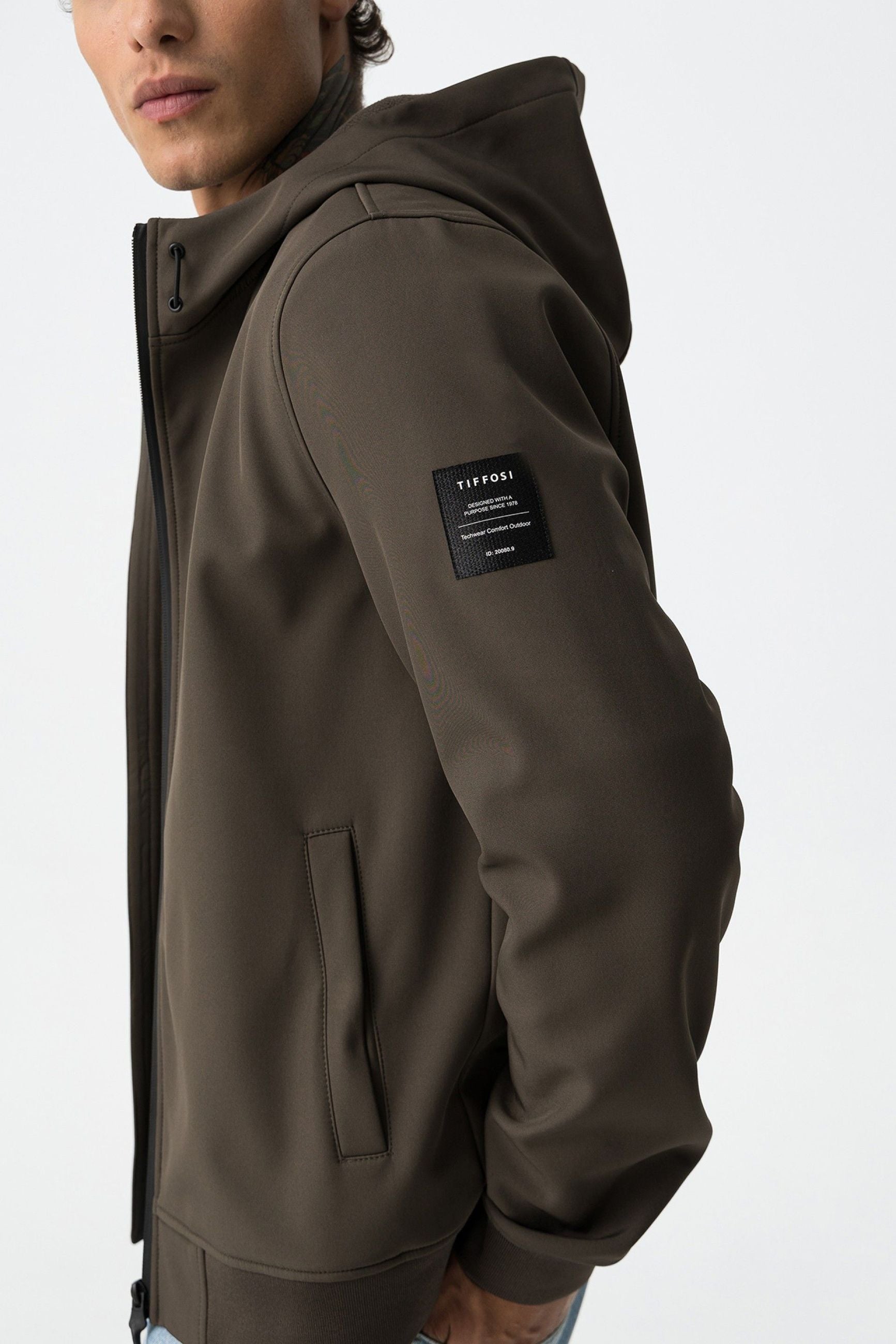 GIUBBINO PRYOR IN TESSUTO TECNICO CON CAPPUCCIO ED ELASTICO AL FONDO, ANTIPIOGGIA E CHIUSURA TERMICA - REGULAR FIT 10063157.TOR