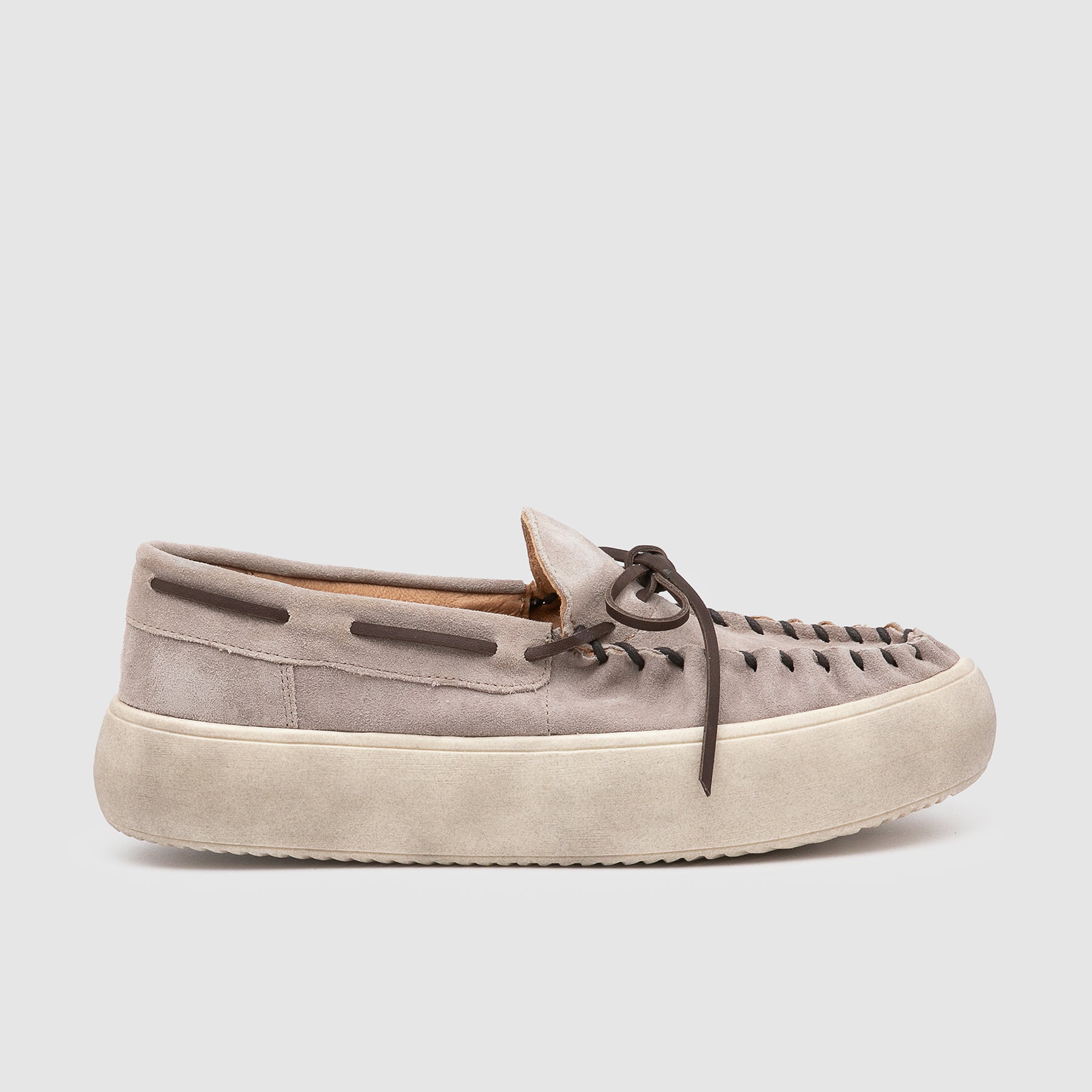 SNEAKER IN CAMOSCIO CON CUCITURA MOCASSINO E ARRICCIATURE CON FONDO BOMBATO LAVORATO A MANO 47401.TAU