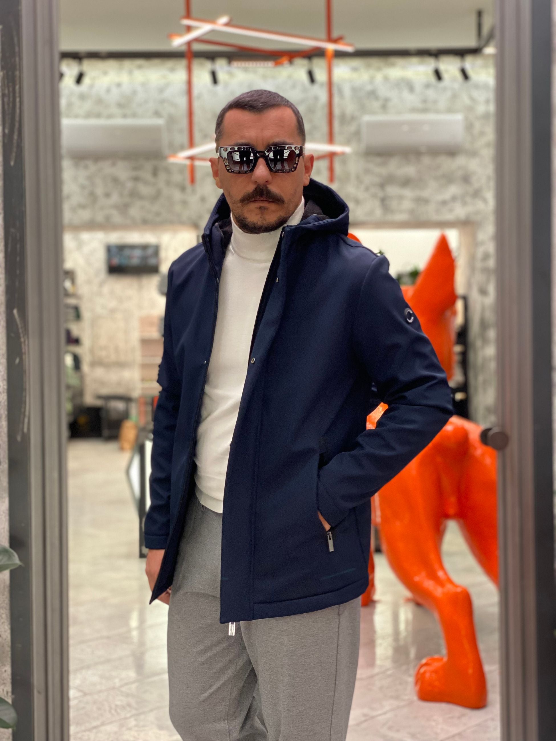 PARKA CORTO CON CAPPUCCIO IN TESSUTO SOFTSHELL ED INTERNO IN PILE - REGULAR FIT MK9940016.BLU