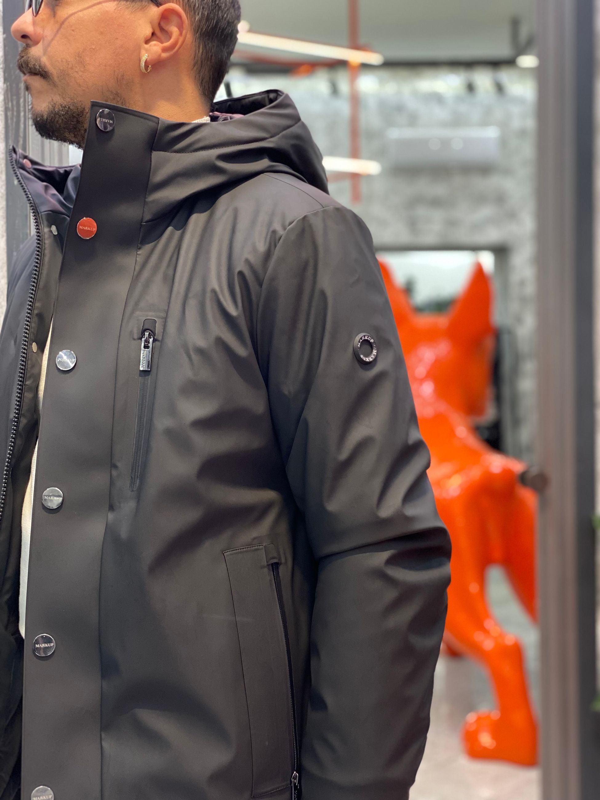 PARKA GOMMATO CON CAPPUCCIO E CHIUSURA ZIP/BOTTONI AUTOMATICI. STRETCH AND TECHNICAL - REGULAR FIT MK9940025.NER