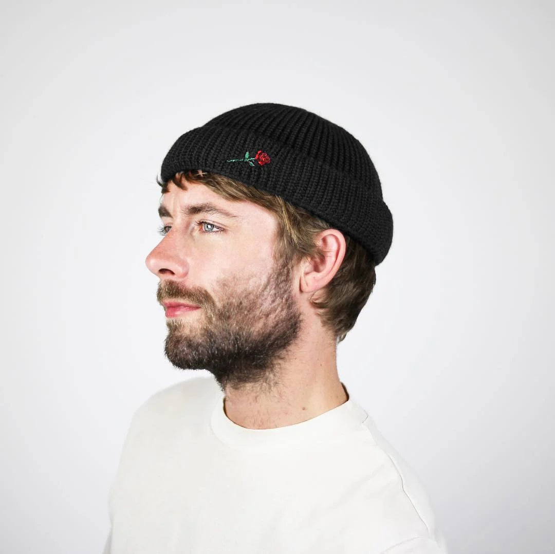 BERRETTO CORTO UNISEX IN LANA CON RICAMO ROSA