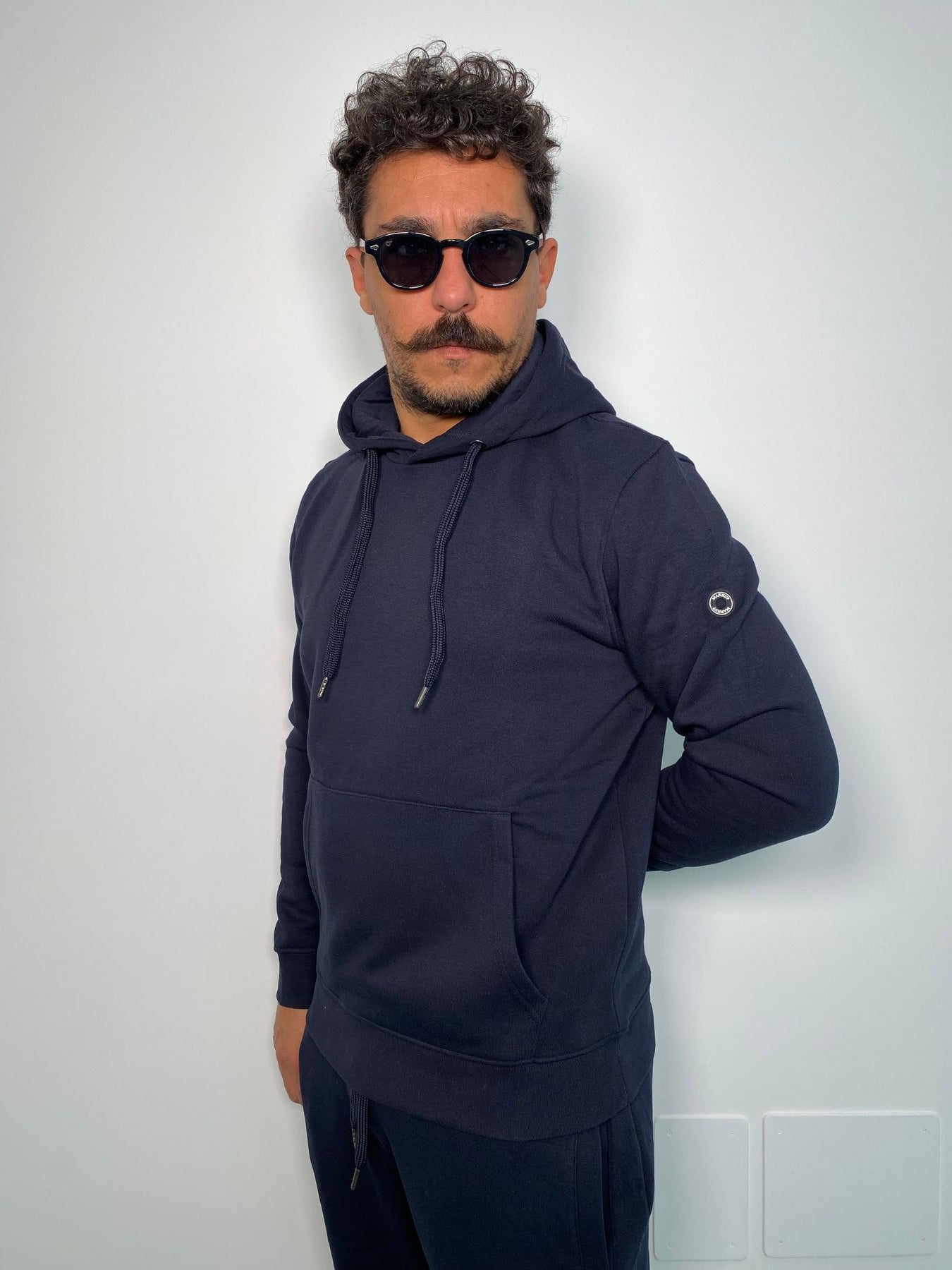 FELPA CAPPUCCIO BASIC DA COMPLETO CON TASCA A MARSUPIO E PATCH GOMMATO - REGULAR FIT