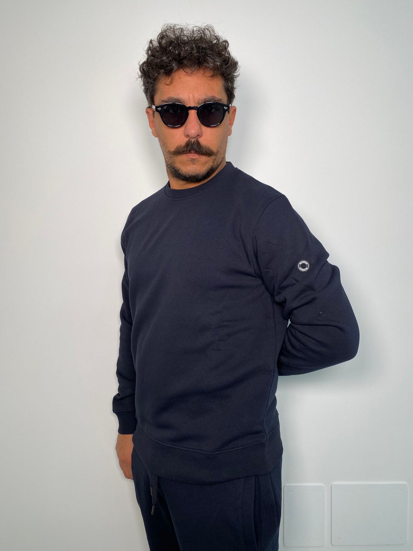 FELPA GIROCOLLO BASIC DA COMPLETO CON PATCH GOMMATO - REGULAR FIT