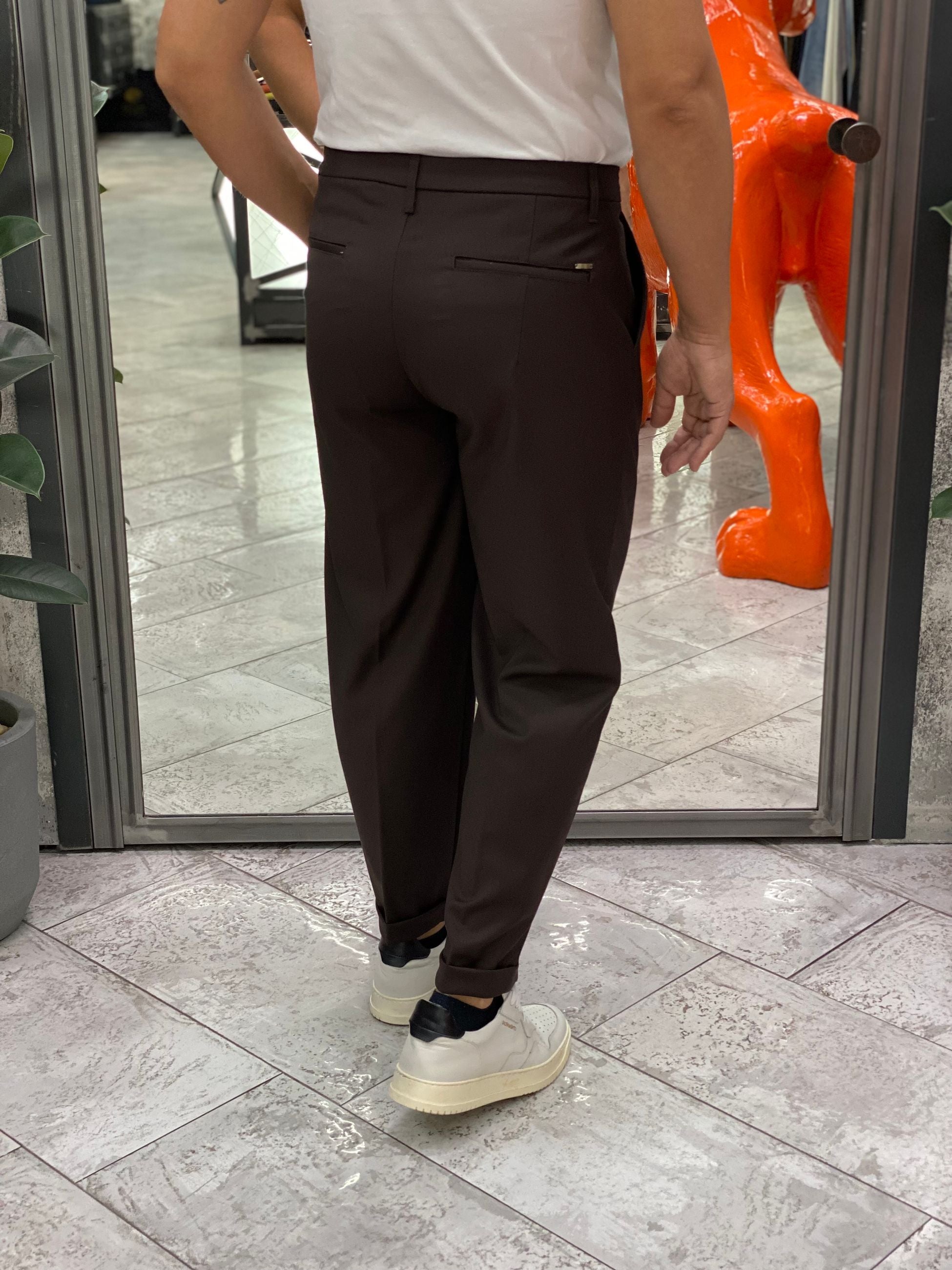 PANTALONE DA COMPLETO IN TESSUTO ELEGANTE CON PINCE E RISVOLTO - REGULAR FIT GN21792.MUD