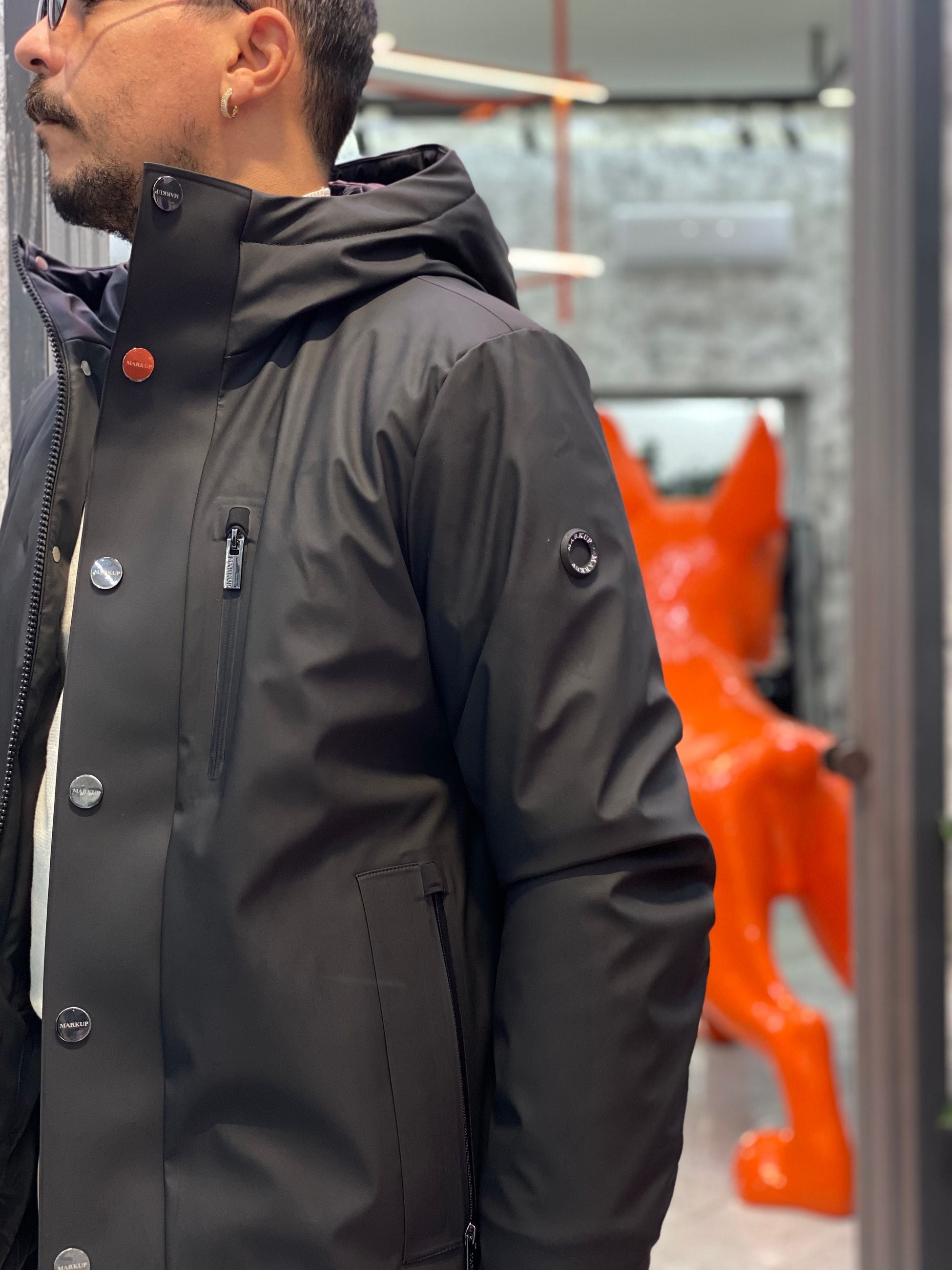 PARKA GOMMATO CON CAPPUCCIO E CHIUSURA ZIP/BOTTONI AUTOMATICI. STRETCH AND TECHNICAL - REGULAR FIT MK9940025.NER