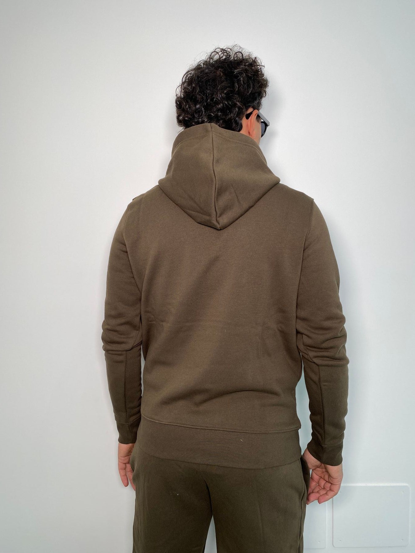 FELPA CAPPUCCIO BASIC DA COMPLETO CON TASCA A MARSUPIO E PATCH GOMMATO - REGULAR FIT