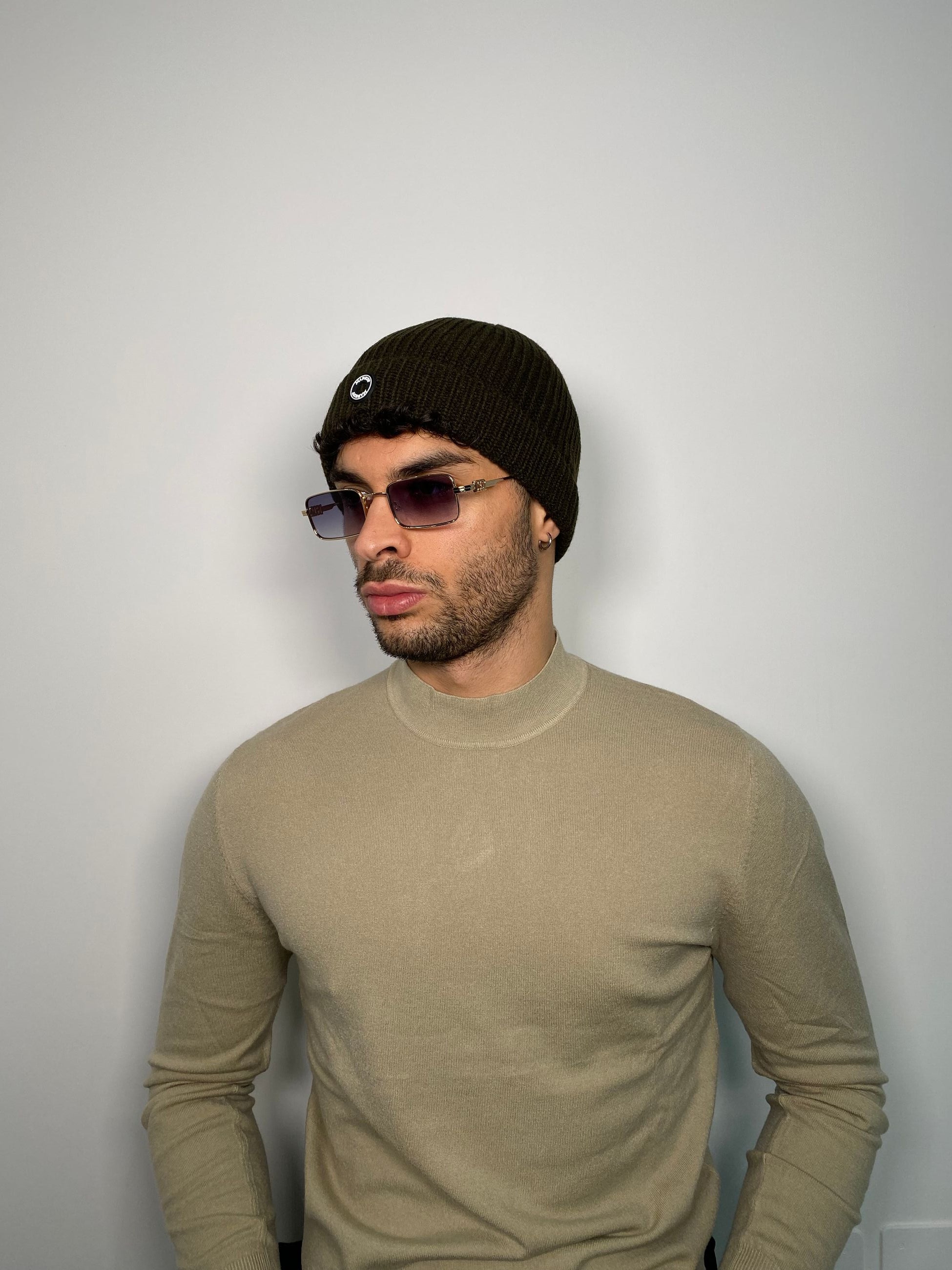 CAPPELLO CORTO IN MAGLIA INGLESE CON LOGO APPLICATO