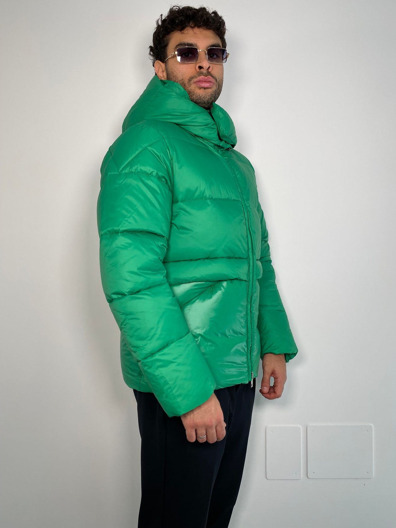 PIUMINO MODELLO BOMBER CON CAPPUCCIO E TASCHE A SCOMPARSA - REGULAR FIT