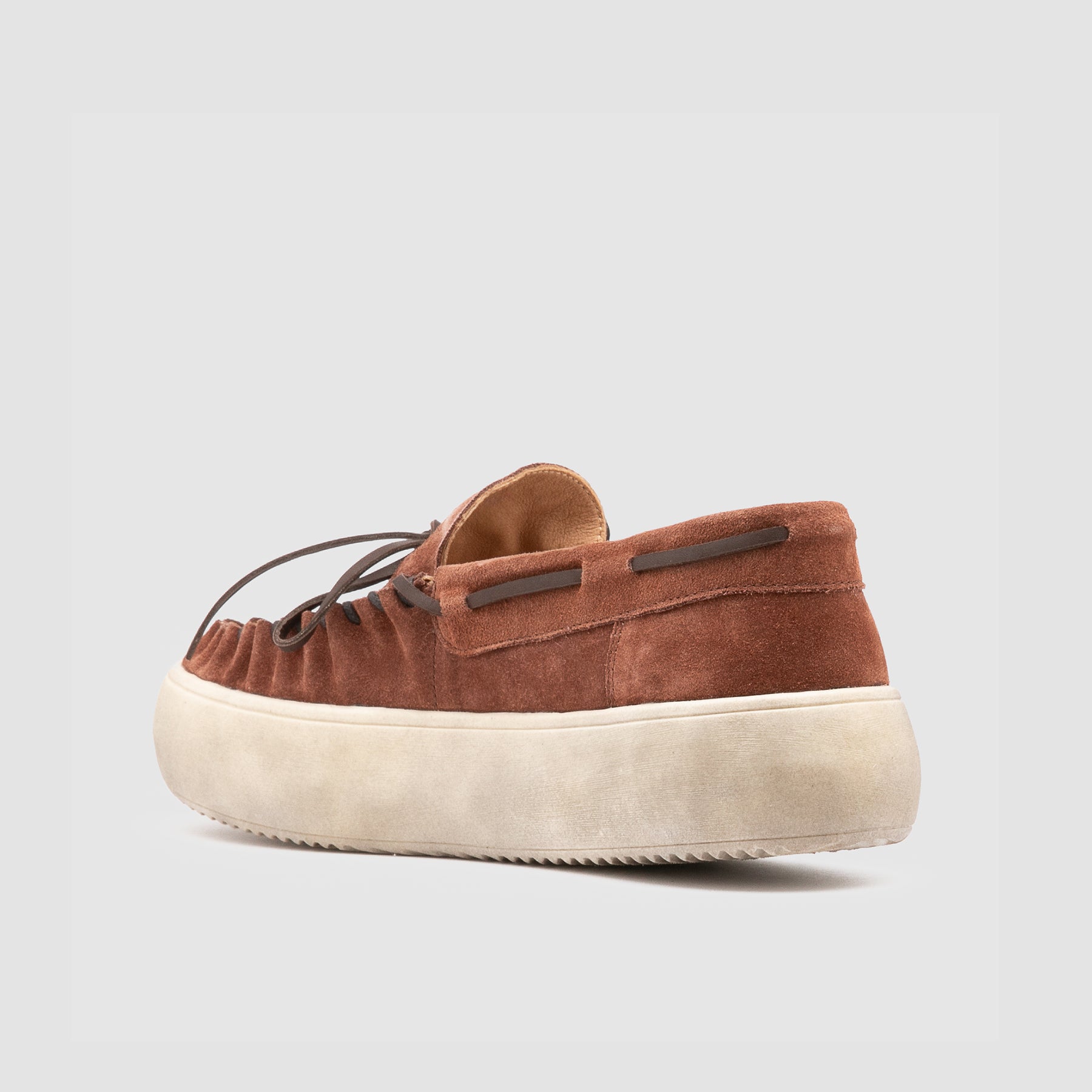 SNEAKER IN CAMOSCIO CON CUCITURA MOCASSINO E ARRICCIATURE CON FONDO BOMBATO LAVORATO A MANO 47401.TC