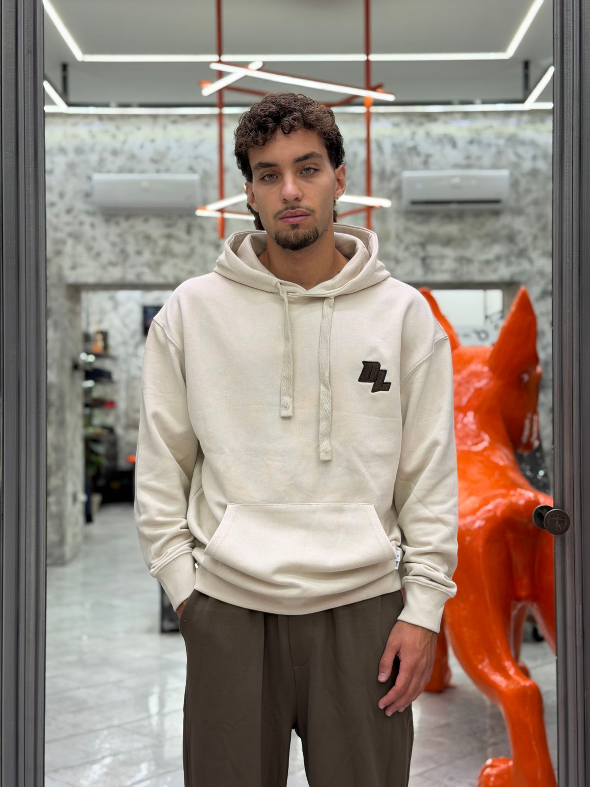 FELPA CAPPUCCIO CON TASCA MARSUPIO E LOGO RICAMATO LATO CUORE - RELAXED FIT GLW2334F.BEI