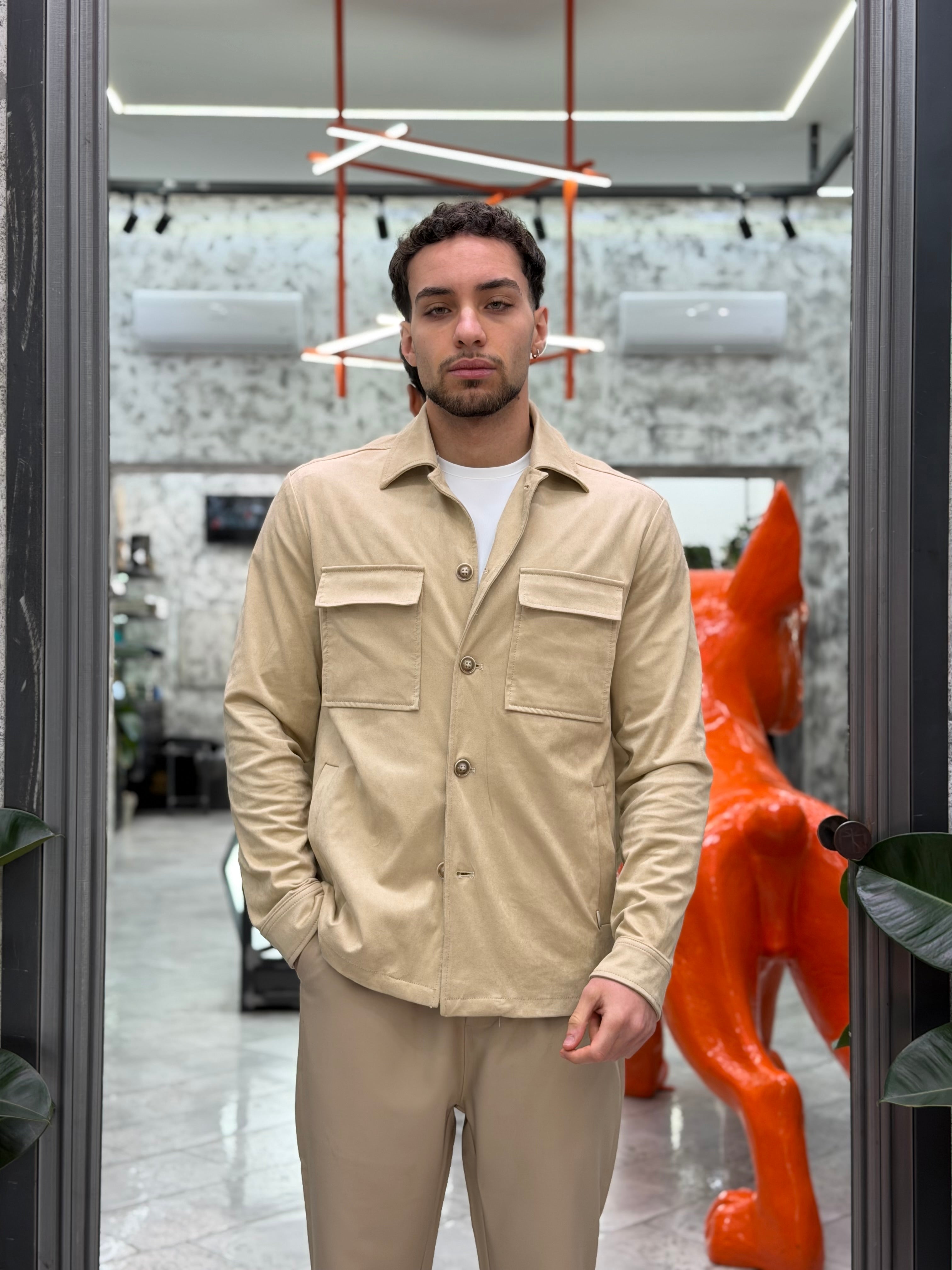 GIUBBINO IN ECORENNA MODELLO OVERSHIRT CON TASCHE APPLICATE - REGULAR FIT GL9827.BEI