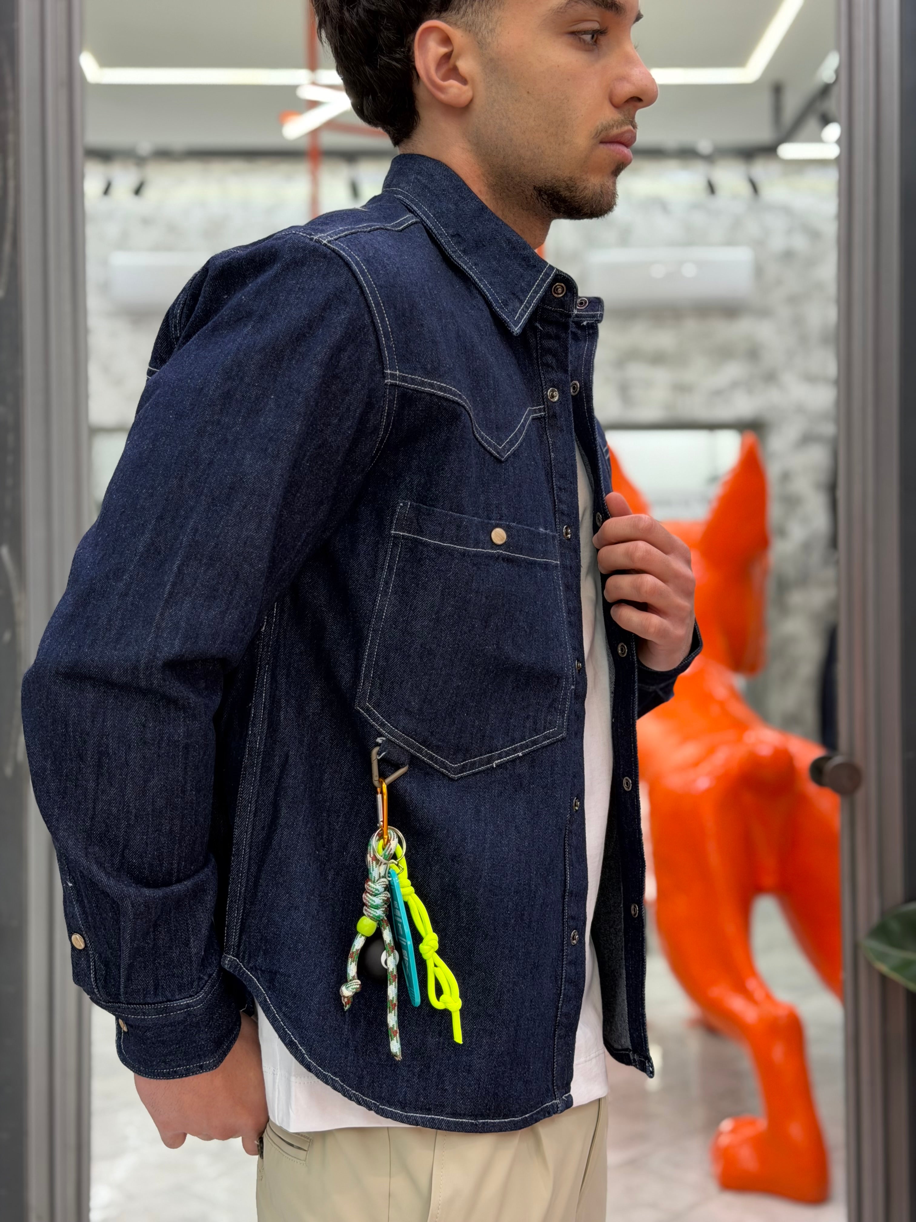 CAMICIA IN DENIM TEXANA CON BOTTONI AUTOMATICI E PATCH APPLICATI - CROPPED FIT M-261228