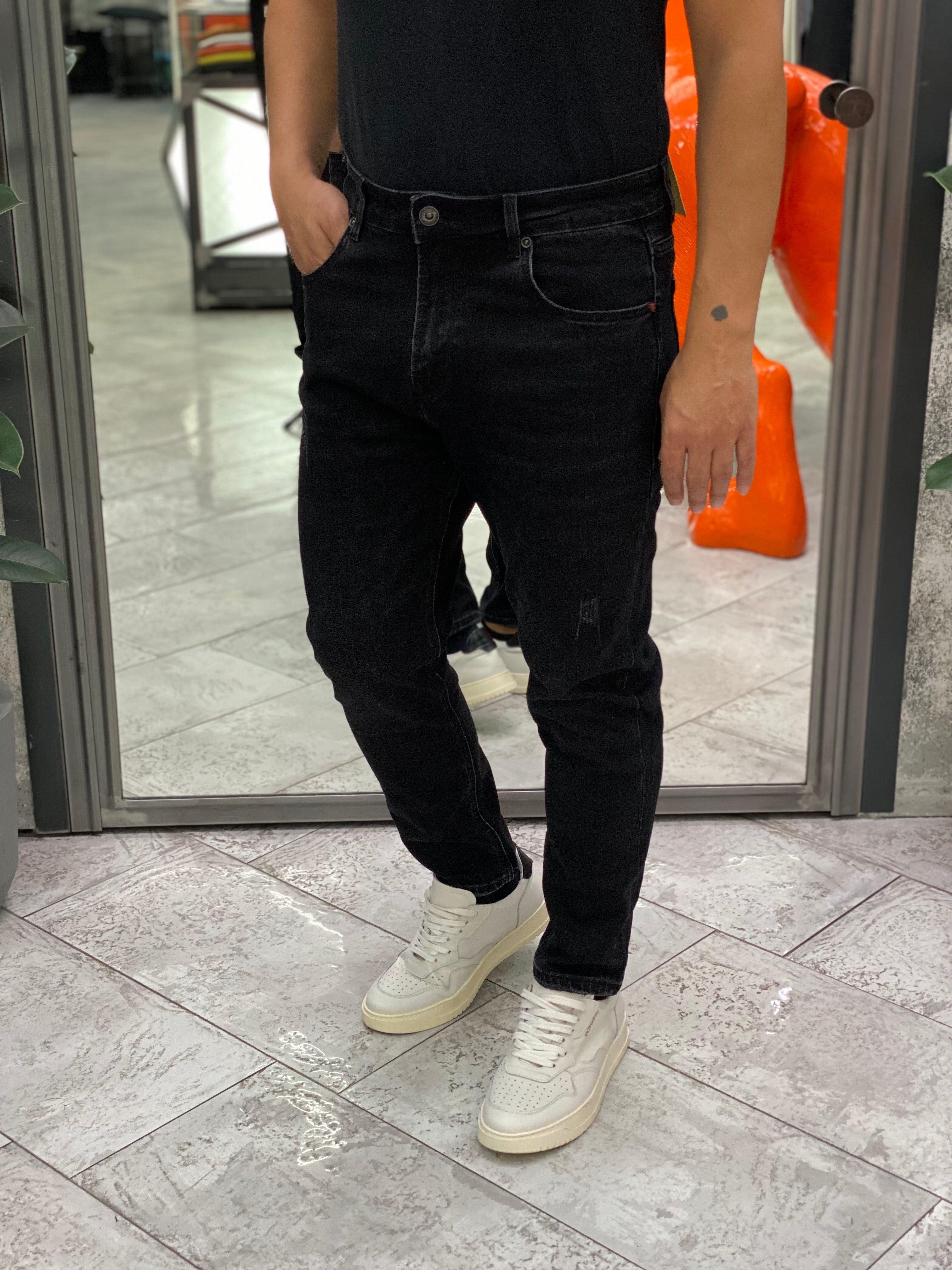 JEANS MIKE IN TELA ELASTICIZZATA BLACK WASH CON GRAFFI E CHIUSURA A ZIP - CARROT/CROPPED FIT GL6382Q