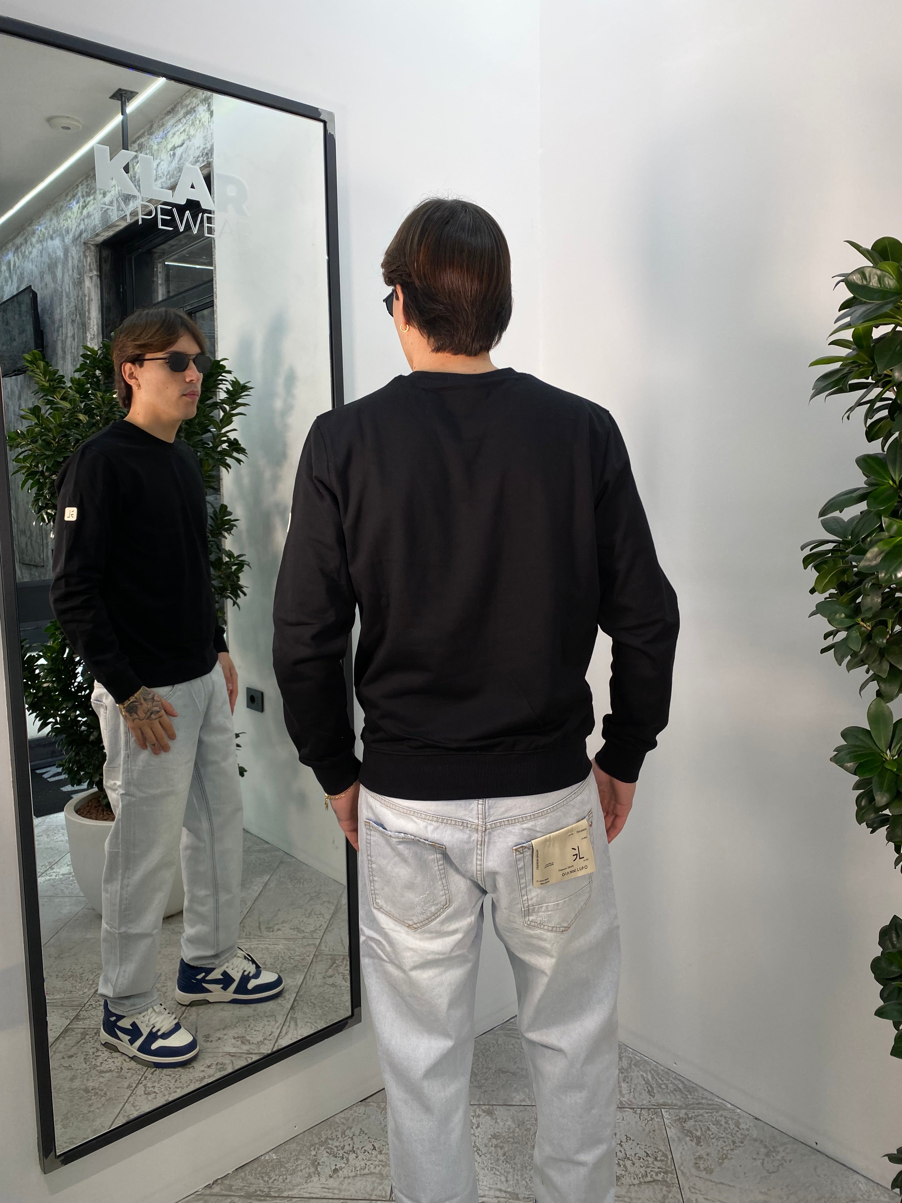 FELPA GIROCOLLO BASIC IN COTONE GARZATO CON INIZIALI DEL LOGO RICAMATE SUL FONDO