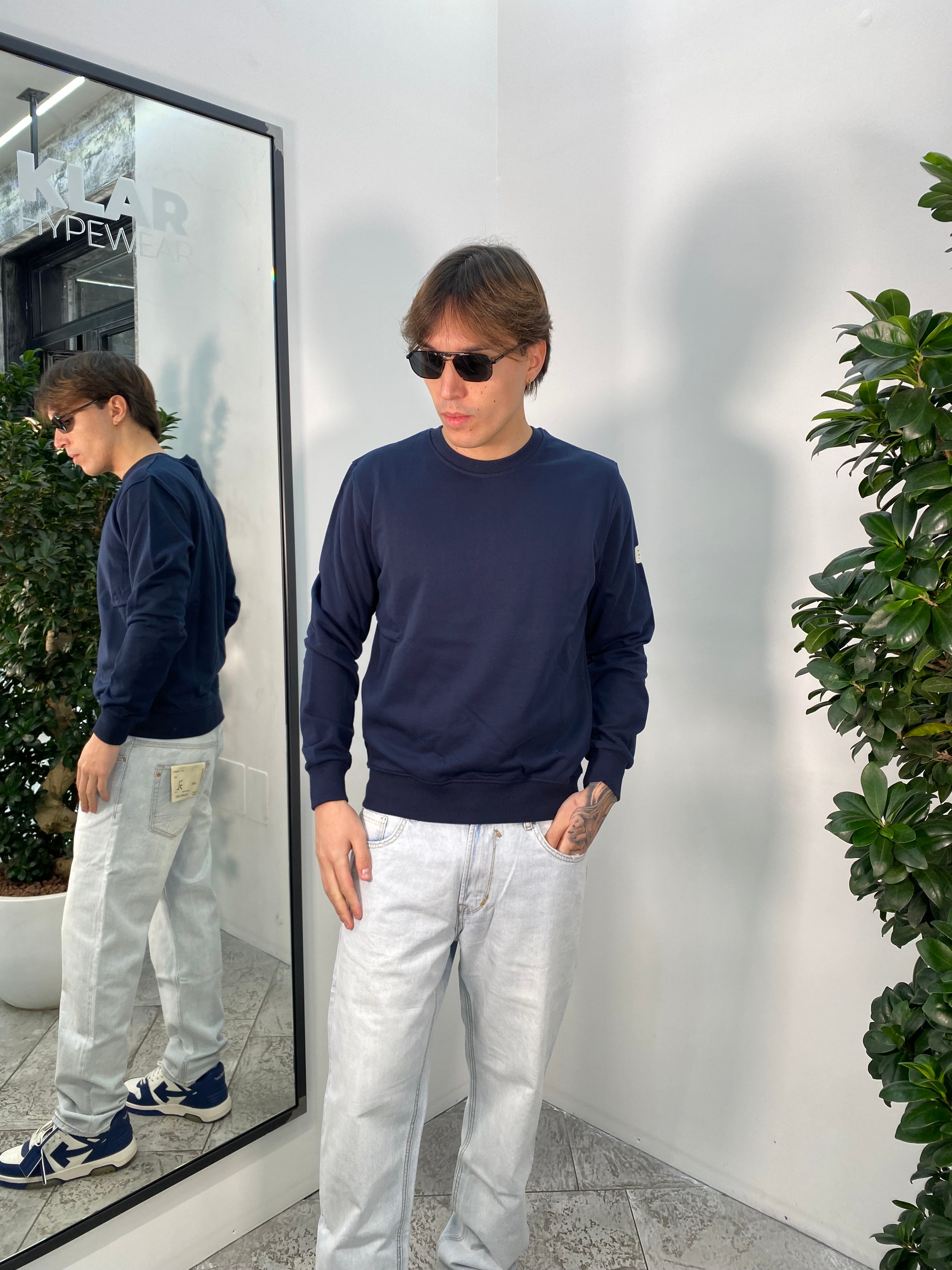 FELPA GIROCOLLO BASIC IN COTONE GARZATO CON INIZIALI DEL LOGO RICAMATE SUL FONDO