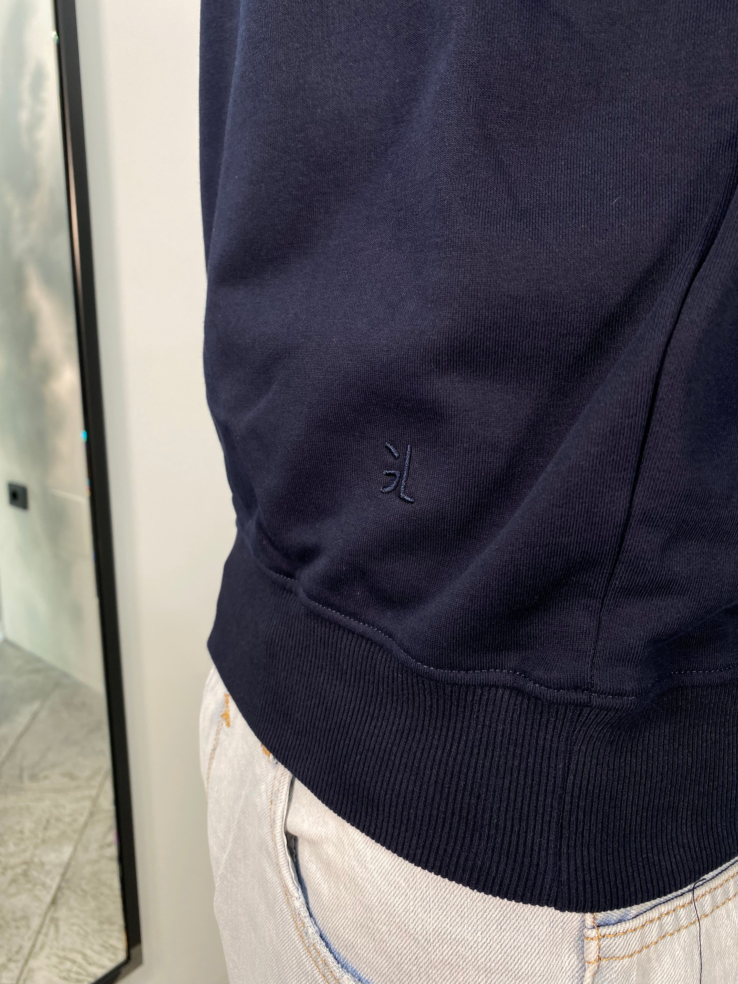 FELPA GIROCOLLO BASIC IN COTONE GARZATO CON INIZIALI DEL LOGO RICAMATE SUL FONDO