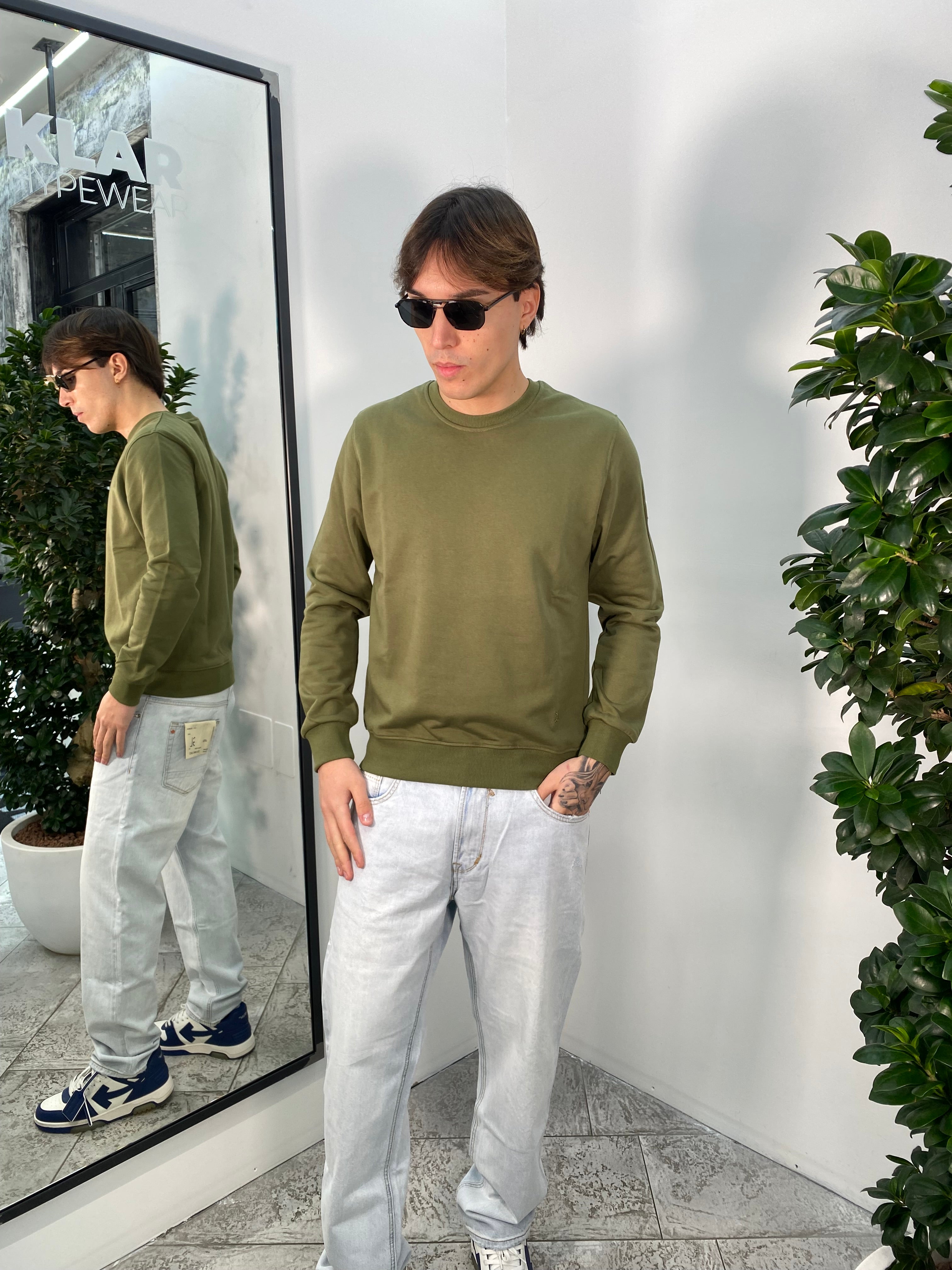 FELPA GIROCOLLO BASIC IN COTONE GARZATO CON INIZIALI DEL LOGO RICAMATE SUL FONDO