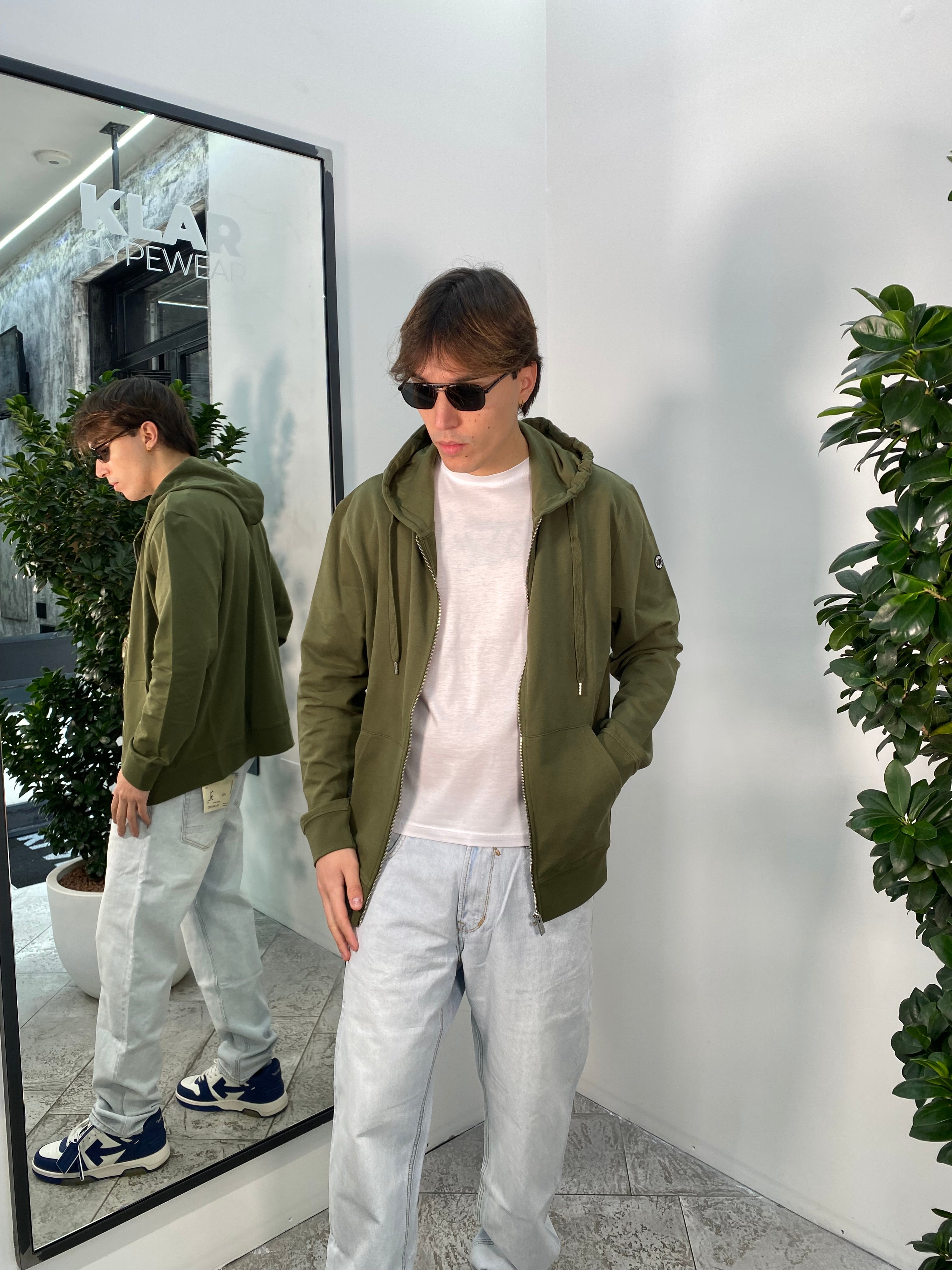 FELPA BASIC CON CAPPUCCIO E CHIUSURA ZIP - LOGO APPLICATO SUL BRACCIO - REGULAR FIT