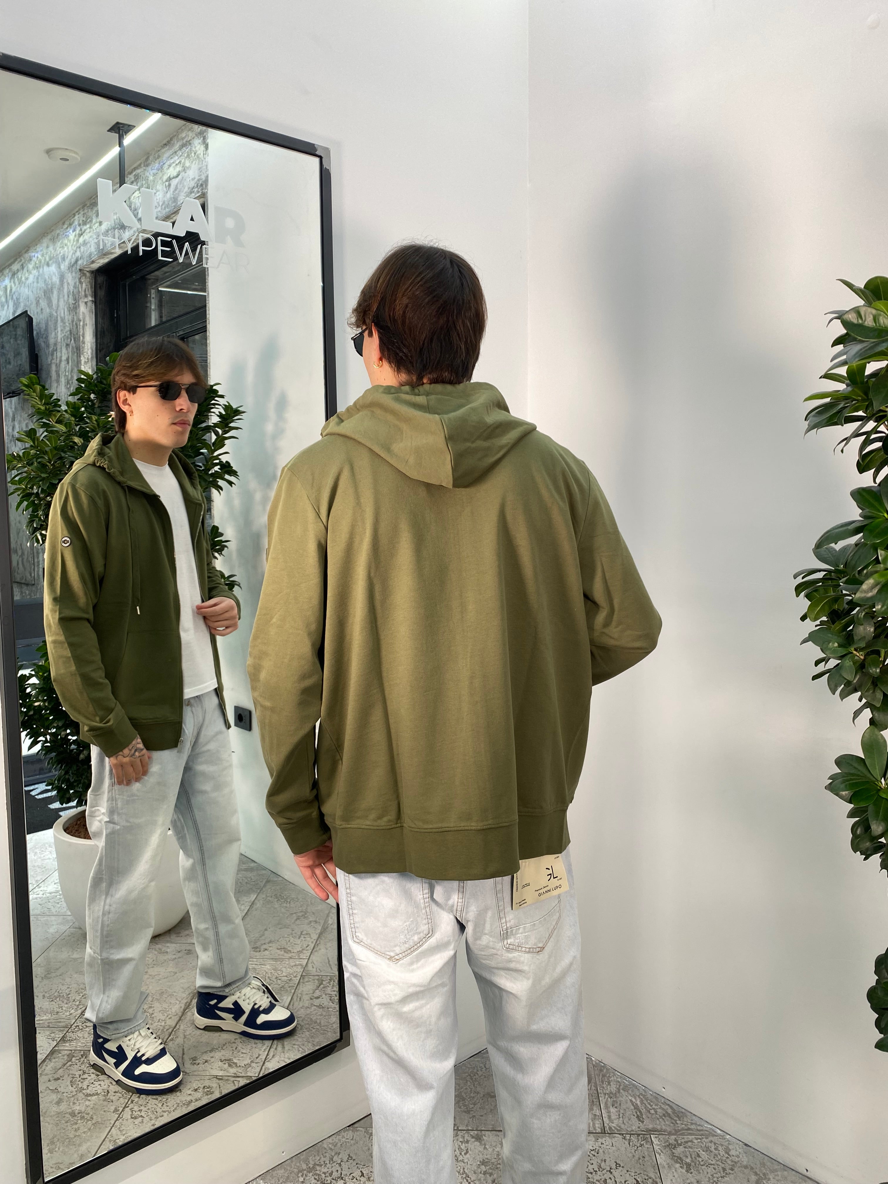 FELPA BASIC CON CAPPUCCIO E CHIUSURA ZIP - LOGO APPLICATO SUL BRACCIO - REGULAR FIT
